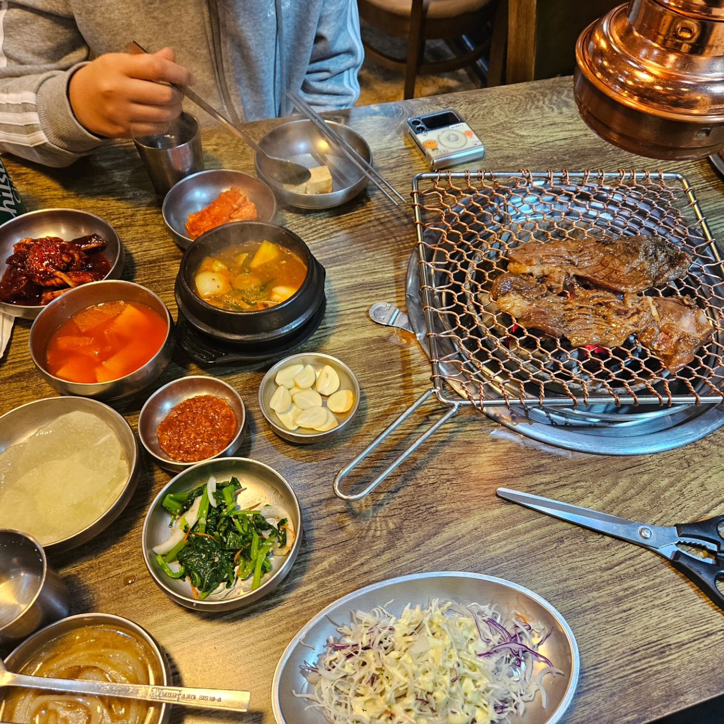 제주여행 첫 식사는 아들이 좋아하는 제주돼지갈비와 la갈비와 함흥냉면으로 곰보숯불갈비집에서~
너~무 맛나고 푸짐했음

#협찬 #곰보숯불갈비 #제주곰보숯불갈비 #제주시맛집 #제주시갈비 #노형동맛집 #연동맛집 #제주공항근처맛집
