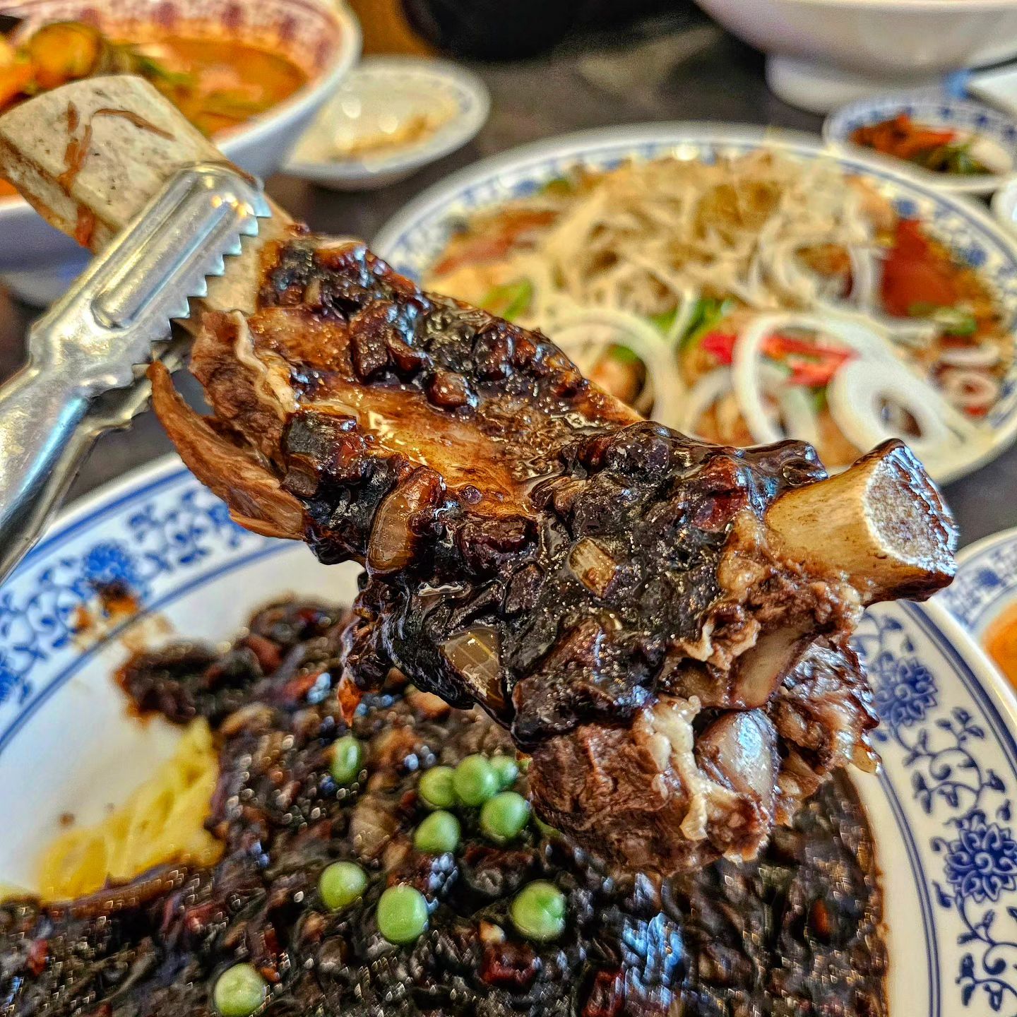 왕갈비가 통째로 들어간 짜장면이 있다?!

탕수육도 범상치 않은 #더탕수육
산처럼 쌓여있는 숙주로 아삭함과 달달함 추가
속이 꽉 차있는데 크기도 왕왕

여기는 모든게 왕인가봐요!

🚩위치
서울 강남구 역삼로7길 13 1층

📋 메뉴
✔️ 왕갈비 짜장면 (15,000) / 짜장면 (9,000)
✔️ 숙주탕수육 (L 31,000 / M 25,000)
.
.
#강남맛집 #강남역맛집 #더탕수육 #왕갈비짜장면 #짜장면 #왕갈비짬뽕 #왕갈비삼선짬뽕 #삼선짬뽕 #숙주탕수육 #탕수육맛집 #강남역중국집 #먹스타그램
