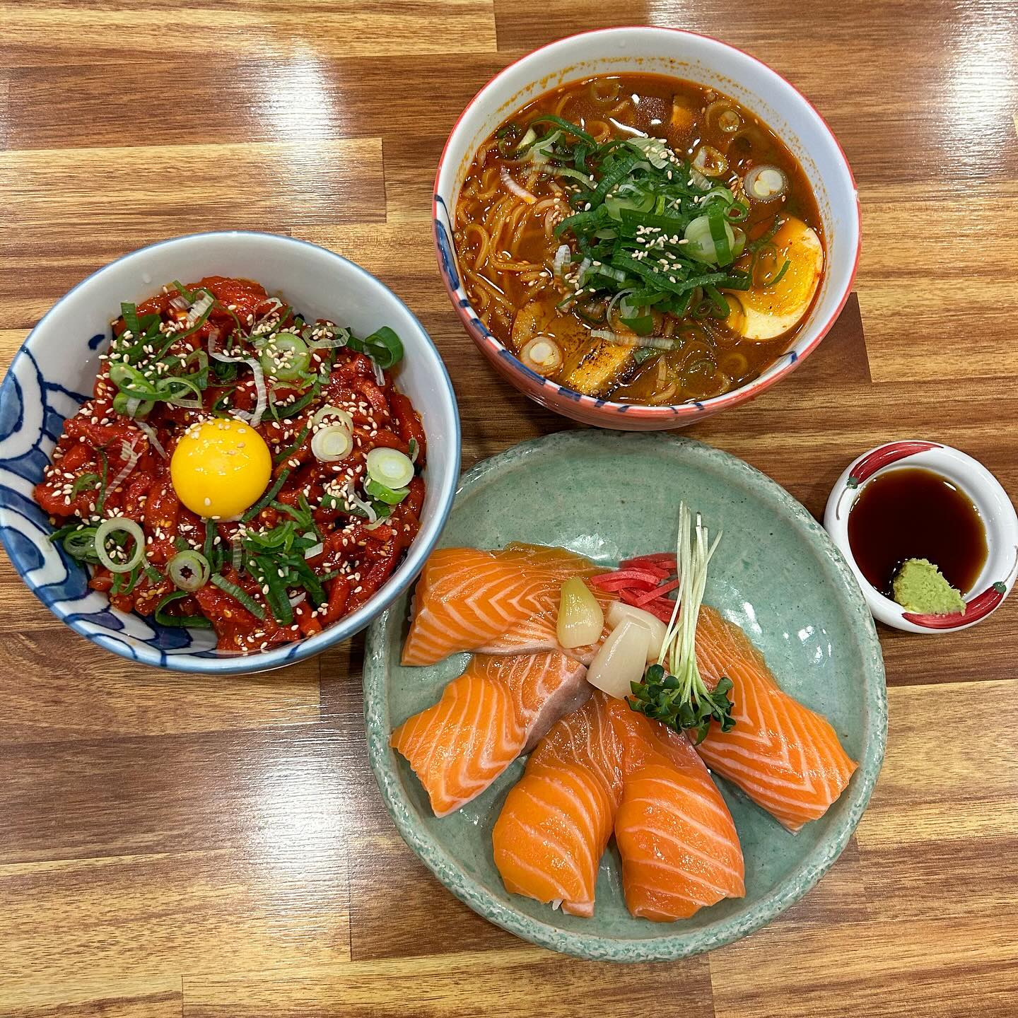 #협찬 📍 연이자카야 둔산점 
⏰ 매일 11:00 - 22:00
  라스트오더 21:30 
✔ 유케동 12000원
  매운라면 10000원
  생연어초밥 5pc 11000원

제가 평소에 진짜로 좋아하는 또간집인 연이자카야 둔산점💓 은행동에도 있고 둔산동에도 있지만 집과도 가깝고 뭔가 더 맛있는 것 같아서 둔산점을 많이 방문하게 되는데요 

연이자카야는 이름에 있는 연! 연어가 가장 메인 메뉴인 곳이지만 연어 외에도 정말 다양한 메뉴들이 있어서 골라 먹는 재미가 있어요~ 

제가 여기에서 가장 좋아하는 메뉴는 유케동인데요 메인 메뉴인 연어초밥은 뺄 수 없으니 연어초밥과 유케동, 그리고 겨울이라 추워서 국물까지 곁들이기 위해 매운 라멘 3가지 메뉴를 주문했어요 

육회좋아하시는 분들이라면 유케동 정말 실패 없을 맛인데요 냉동 육회 느낌이 아니라 신선한 육회가 듬뿍 올라가 있는데 정말 간도 딱 적절하구 맛나요🥰

연어초밥은 제가 본 초밥 중에 회가 가장 두툼하게 올라가있고
