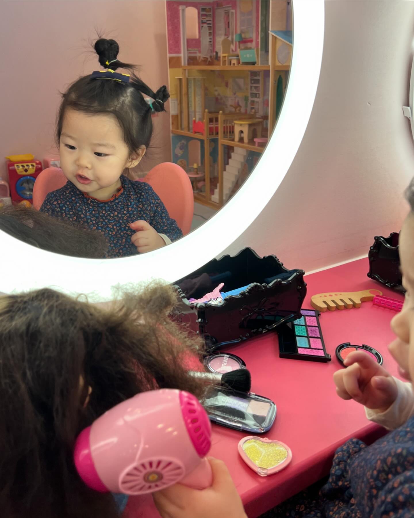 👧🏻+622 👶🏻+38 키카데이트🩷
뽀의 사진이 없어서 미안한 뽀의 38일 날 쩨리와의 키카데이트🩵
야무지게 드라이기로 머리 해주는 쩨리🩷
양치질도 꼼꼼하게 하고는 랍스터 장보기❣️
랍스터 좋아하는 아빠를 위한 건지 랍스타 싹쓸이 했어요
마지막 영상에 쩨리가 똑바로 걷지 못하고 엉덩이로 기여가는 이유 아시은 분🙋🏻‍♀️
처음엔 쩨리뽀맘도 왜 그런지 모르고 쩨리한테 다가갔는데 걸으려고 하니 발바닥이 아프더라구요🤭
그래서 나름 머리써서 엉덩이로 밀고 간건가봐요😆
너무 귀엽고 웃겨서 빵 터졌습니다