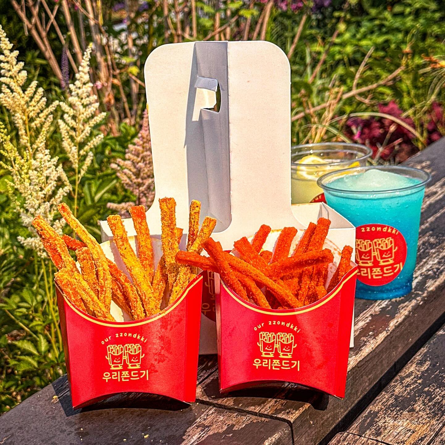 #광고 연남동에 착륙한 쫀드기🍟
먹다보면 중독되는 그런 것,,,⭐️

✨우리쫀드기✨
( our_zzondkki )

연남동에서 요즘 제일 핫한
길거리 간식은 바로 쫀드기🔥

쫀드기를 한 번 튀겨낸 다음
시즈닝 해서 맛과 식감까지
야무지는 조합이 중독적,,,💗

길거리 간식 느낌으로다가
먹어주면 기분 확 좋아지는
쫀드기집이라 좋더라구요❣️

휘감아치는 감칠맛 폭탄에다
바삭쫀쫀쫠깃한 식감까지
너무 매력있는 맛이에요⭐️

상콤달달 시원한 슬러시까지
딱 어울리는 조화로운 맛이라
단짠단짠 자꾸만 끌리거든요🍟

논알콜 슬러시 뿐만 아니라
하이볼, 칵테일까지 완벽이라
다음엔 알콜을 곁들이려구요❤️‍🔥

by #FREEMEEOM 

-

#우리쫀드기 #연남맛집추천 #연남맛집 #연남동맛집 #연남동맛집추천 #연남데이트 #연남찐맛집 #마포구맛집 #마포구맛집추천 #연남디저트맛집 #연남디저트맛집추천 #맛스타그램#먹스타그램#먹방스타그램#먹팔#먹스타맞팔#좋아요#좋반#먹반#팔로우#인스타푸드#온더테이블#푸드스타그램#맛집스타그램#일상스타그램#먹방일기#맛집탐방#맛집추천