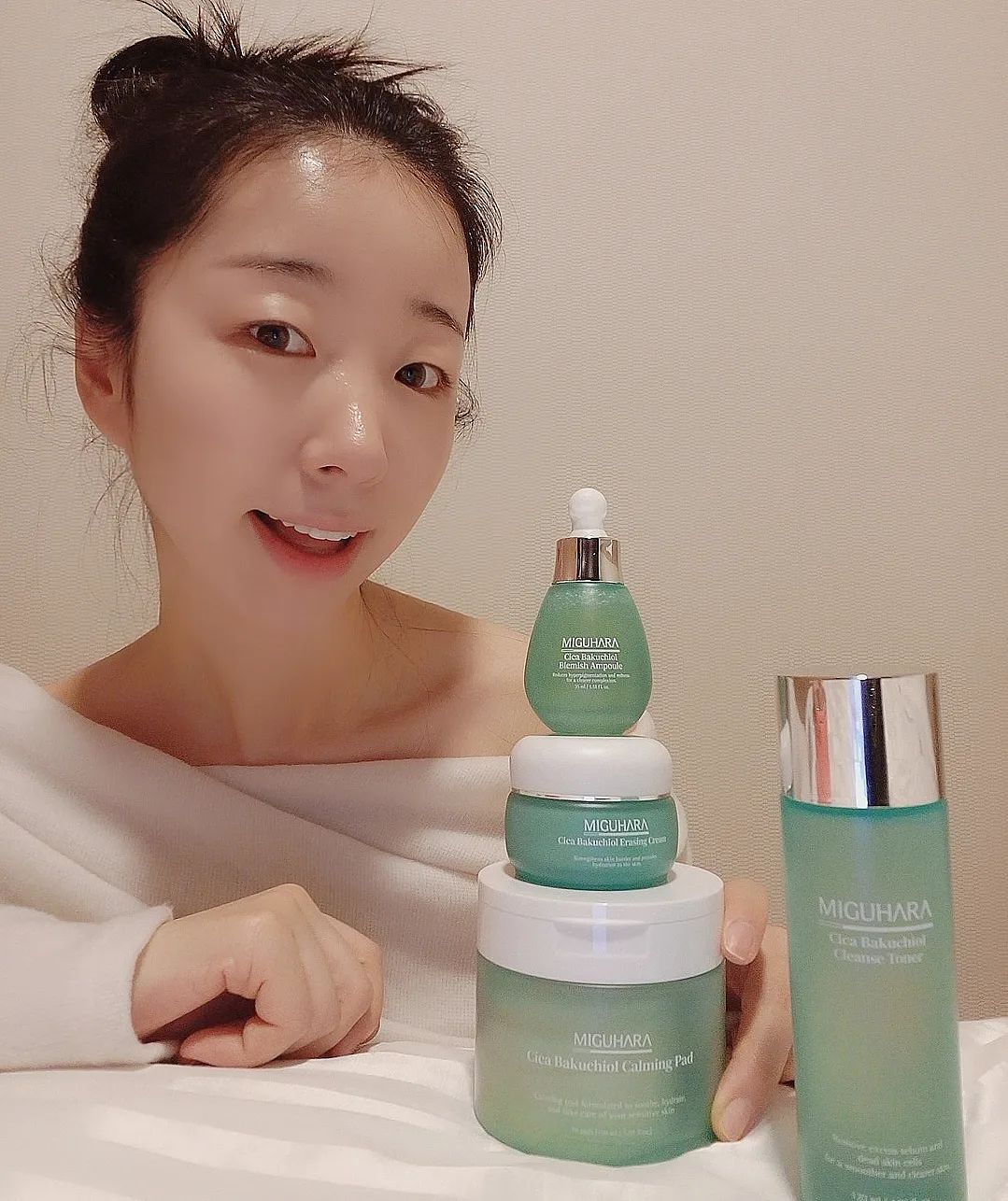 #광고 miguhara_official

미구하라의 시카 바쿠치올 라인 4종을
만나봤습니다🍃은근히 트러블 잘 올라오는 피부라서 어느 브랜드나 시카라인 선호하는 편인데 천연 레티놀인 바쿠치올까지 함께 한다니 요새 요 똑똑한 초록이들 듬뿍듬뿍 바르고 있어요💚
개인적으로 피부는 톤이랑 결 관리가 가장 관건이라고 생각하는데
그 두가지를 도와주는 제품

식물성 레티놀이라 불리는 성분 천재 바쿠치올과 민감피부를 달래주는 병풀추출물이 함유되어있어
흔적을 개선해주고 ,탄력에도움을 주는 시카라인 4종으로 올 겨울
모든피부 모든시간 관리해 보세요🌿

#미구하라#miguhara
#시카바쿠치올클렌즈토너
#시카바쿠치올블레미쉬앰플
#시카바쿠치올이레이징크림
#미구하라바쿠치올카밍패드