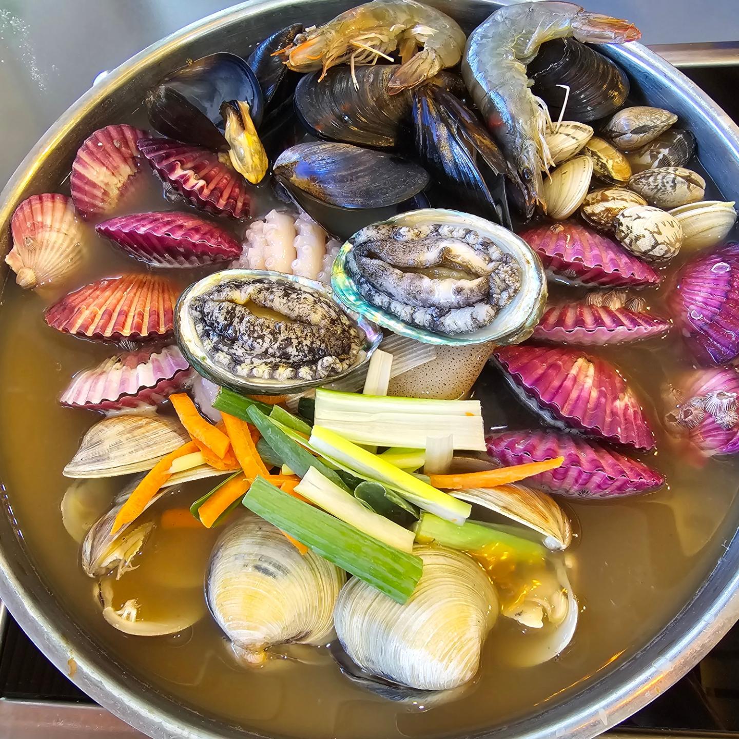 박승광 칼국수 가봤다
여긴 칼국수 그냥저냥 괜찮았고
사람들은 맛있다고 해서 가봤는데
솔직히 나는 그냥 그랬다

그리고 해물튀전도 먹어봤는데 아..이건 그냥 기름 그 자체
나는 별로.. 

#고몽이맘마