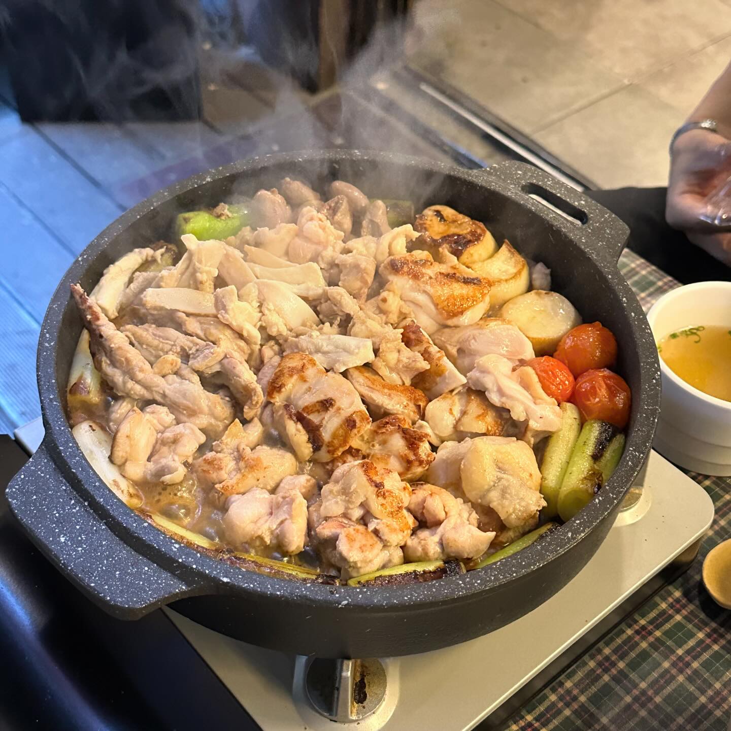 🐥안양_#파랑새야 

안양에 지인분들 만나러 간날 안양 줄서서먹는 맛집 다녀왔어요!
원래 밥만 먹고 바로 집으로 가려했는데 요 메뉴들 먹는데 술이 빠질수없었답니다!!!

저희는 닭모둠구이를 주문하고 더 먹고싶은 부위를 더 주문하기로 했어요! 닭모둠구이에 테바사키랑 레몬사와 진로와 함께 먹었답니다! 얼마나 맛있으면 웨이팅할까 했는데 진짜 맛있었습니다!!
테바사키는 교촌치킨 허니콤보같은 맛이여서 익숙하면서도 달달한 맛이였고 닭모둠구이는 직원분께서 직접 구워주시면서 설명까지 해주셔서 너무 좋았어요!! 부위도 다양하고 부드럽고 쫄깃하고 다양한 맛으로 소스 찍어서 먹으니까 진짜 최고!

안양은 맛집이 너무 많아서 좋더라구요!! 자주 놀러가고싶은!! 안양 파랑새야 너무 추천드려요!!

🍗닭모둠구이 : 13900원
🍗테바사키 : 11900원
🍺레몬사와 : 7000원

📌경기 안양시 동안구 평촌대로217번길 45 1층 107호 파랑새야
📌매일 11:30 ~ 24:00