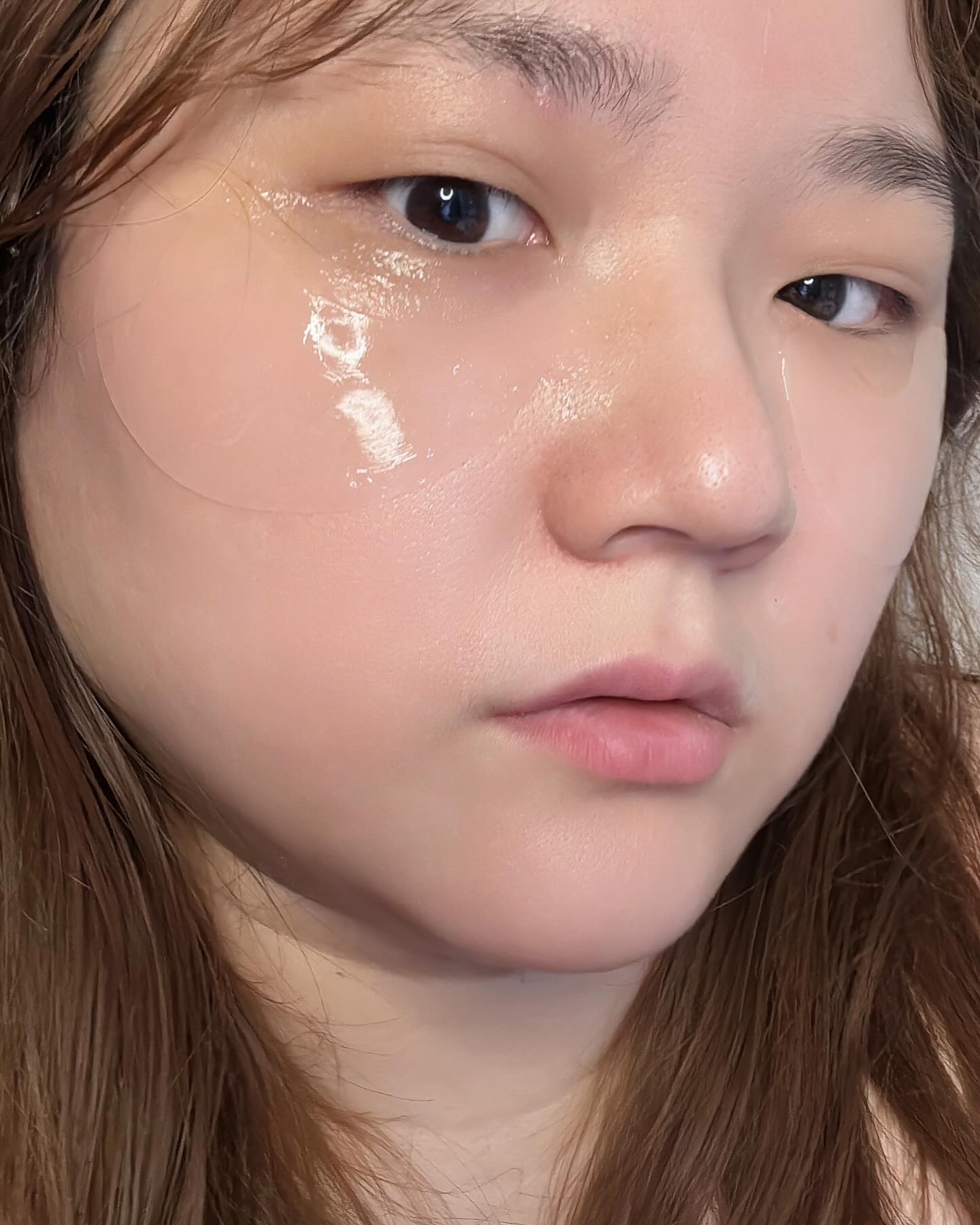 #협찬
메디힐 제품이라면 믿고 쓰는 메디힐 마스크팩 덕후가
‘메디힐 레티놀 아이패치’ 써본 후기☺️

너무 두껍지도 얇지도 않은 딱 적당한 두께인데, 밀착력이 좋아서
얼굴뿐 아니라 목 부분에 붙이기도 좋았어요. 
‘65mm’ 사이즈로 길이도 적당했고요!
순도 95% 레티놀과 5중 콜라겐의 고기능성 앰플 함유 되어있어서
주름 고민인 부분 어디든 부착하기 좋았어요!(*눈 밑 볼륨, 눈가 수분 채움, 굵은 주름, 미세주름 관련 임상 효과 보유)
맨 마지막 사진이 붙이고 나서 다롱이랑 터그 놀이하고 난 후에 찍은 사진인데,  잘 붙어있는데다가 고영양 성분이 녹아들면서 투명해진 것 보이시나요? ☺️
아무래도 팩보다는 간편해서
귀찮을 때 착착 부치면 돼서 편리하더라고요.🥰

#협찬 #메디힐 #올리브영 #올리브영추천템 #올리브영세일 #아이패치 #아이크림 #다크서클 #눈가주름 #비타콜라겐아이앰플패치 #레티놀콜라겐아이앰플패치