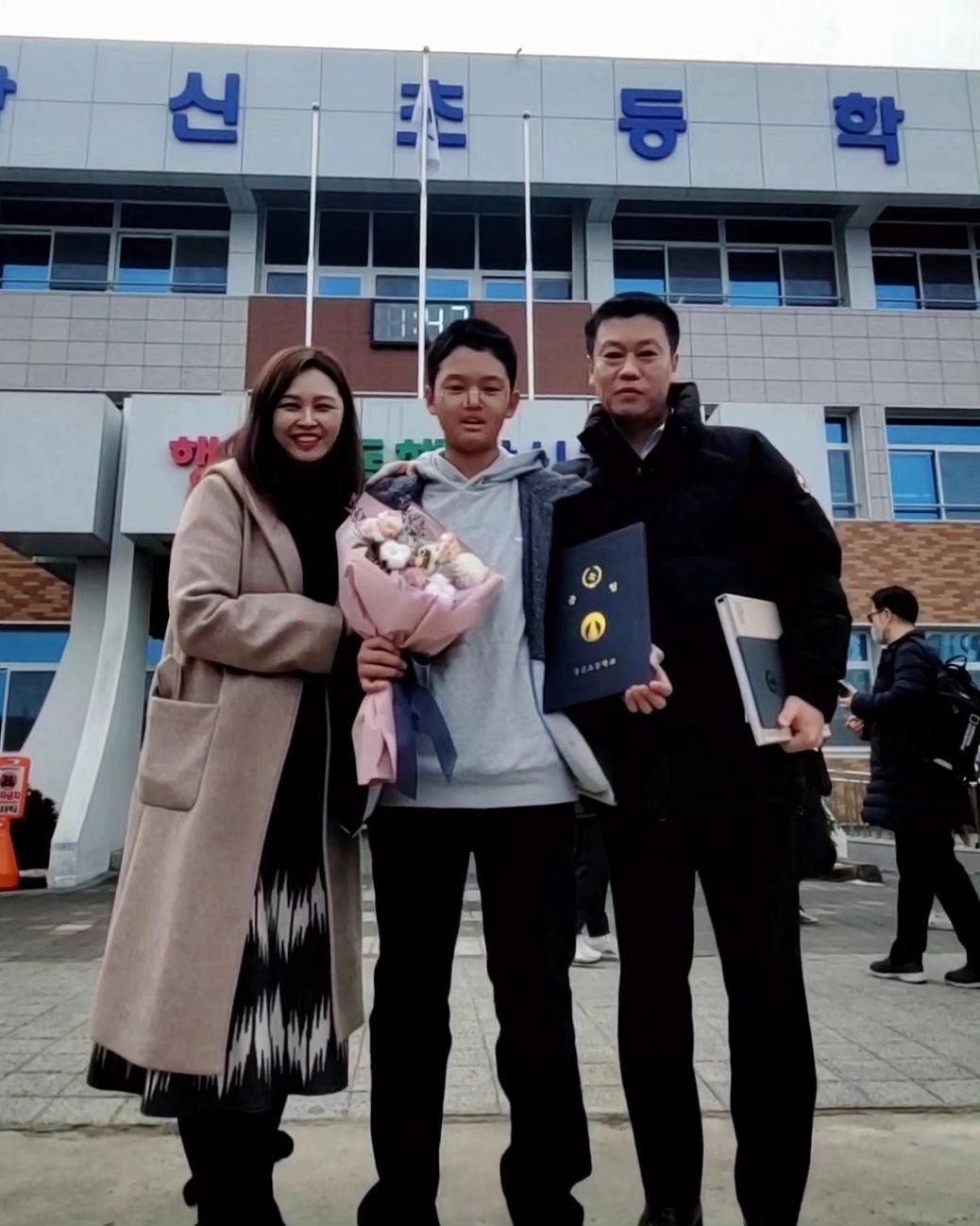 둘째도 이제 중딩~
#졸업축하한다
작년엔 추웠는데 올핸 따뜻한 졸업식^^

작년에도 일일이 교장선생님께서 전교생 졸업장 전달해주시더니 올해도^^;;;
9반까지 230여명 되는 아이들을..😅

#마카롱꽃다발 만족스럽고..
역시 남자아이들은 먹는게 남는거?
막내도 큰애도 담엔 마카롱꽃다발 예약;; 
너희들 졸업도 또 금새 오겠지? 

2023. 12. 22. 

#초등학교 
#41회졸업생