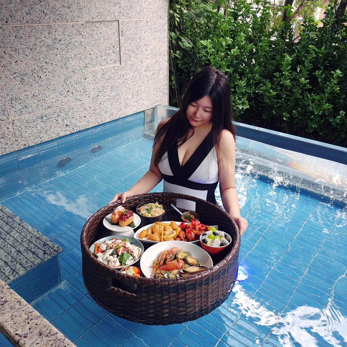240824
AC 호텔 바이 메리어트 서울 강남

호텔 룸 안에 프라이빗 수영장이 있으니
사진 찍을때 방해 받을 일도 없고
다른사람 눈치 볼일도 없고 편했어요

찍을땐 몰랐는데
집에 와서 보니 사진이 백장 넘네요
고르고 골라 인생사진 남긴듯

수영장에서 먹은 플로팅 다이닝도 맛있고
해피아워에 라운지 가서
간단히 한잔 더 할 수 있는것도 좋았네요

#AC호텔바이메리어트서울강남 #프리미어풀룸 #플로팅다이닝 #역삼역호텔 #강남호캉스 #서울수영장호텔 #수영장호텔 #서울호텔수영장 #호텔수영장