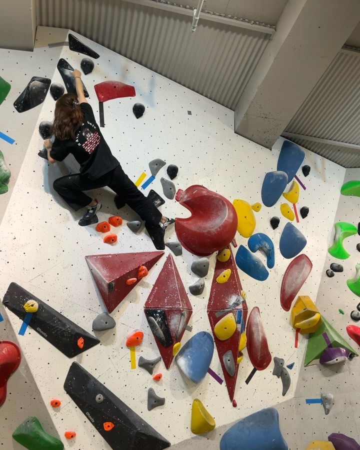 🧗🏻‍♀️-클라이밍파크 종로

🩶🤎🤎🤎

벽차오름X과기대 오르내림 교류전

종로클팍 이번 세팅 꿀이라고 하더니 첫갈색 한것도 신나는데
3개+첫회색 미쳐따..💖못붙어본 벽도 있어서 아쉽지만ㅜㅜ
종팍 만간 또 가야지
.
.
.
#클라이밍 #취미운동 #클라이밍파크 #클라이밍파크종로 
#볼더링 #운동영상 #운동기록