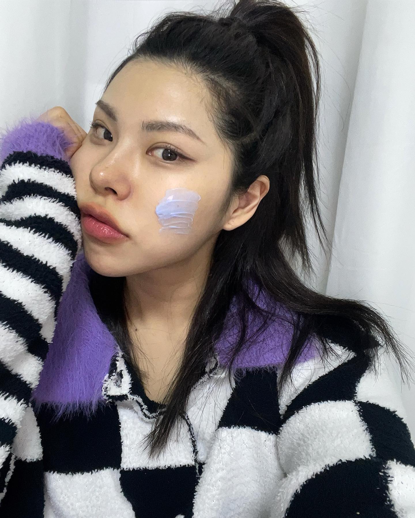 #제품제공 #ad dear_klairs #loveklairs 
🤍미드나잇 블루 카밍 크림 [https://bit.ly/3Ej29AD]
겨울에도 피부 열감 올라오는 분들, 건조해서 보습이 필요한 분들의 피부 컨디션을 찾도록 도와주는 크림인데 쿨링 진정 효과가 있어서 너무 조아요🫶🏻

dear_klairs #디어클레어스 #협찬 #제품 #제품협찬 #광고 #화장품 #코덕 #기초화장품 #메이크업 #데일리 #데일리코디 #데일리룩 #오오티디 #오오티디룩 #룩북 #겨울