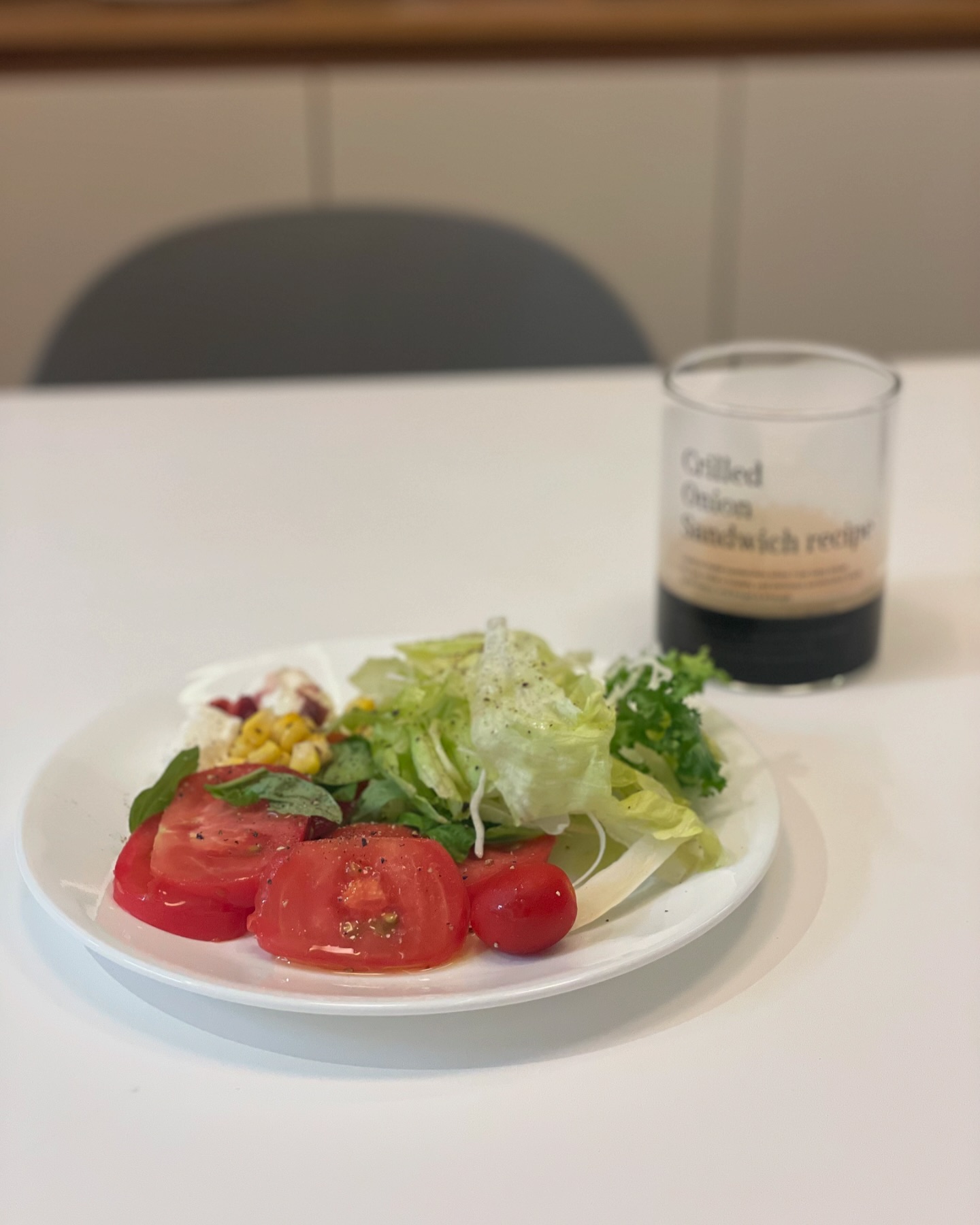 휴무아침☀️ 아빠가 키운 토마토와
엄마가 키운 바질로 오랫만에 건강식 샐러드☺️

비는 오지만 기부니가 매우좋군