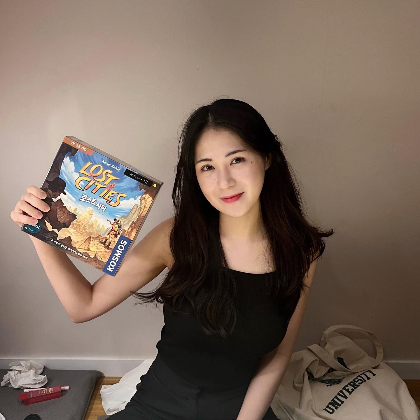 #협찬
평소 자주 가고 제일 좋아했던 보드게임카페인 레드버튼보드카페를 다녀왔어요 😆

가장 좋아하는 이유는 일반적인 곳과 달리 모두 개별룸으로 되어있어서, 프라이빗하게 놀 수 있어서 갈 때마다 힐링하는 기분이 들더라고요! 

또 각 룸에 배치된 태블릿으로 게임 설명을 볼 수 있어서 하다가 룰 까먹어도 바로 보면 되고, 이 태블릿으로 음식 주문도 바로 자리에서 할 수 있어서 완전 편함 그 잡채.. 🔥

음료랑 치킨은 어찌나 맛있던지 게임하면서 먹다 보니 순삭! 인테리어도 예쁘고 깨끗한 여기 꼭 방문해 보시길 추천드립니다💛

📍서울 노원구 노해로79길 6-19 (상계동, 화랑상가) 나동 4층, 보드게임카페 레드버튼 노원점

#노원놀거리 #노원데이트 #노원보드게임카페 #노원이색데이트 #노원맛집 #노원실내데이트 #레드버튼노원점 #셀피 #셀카 #일상 #오오티디 #데일리룩 #선팔 #협찬환영 #광고환영 #패션 #follow