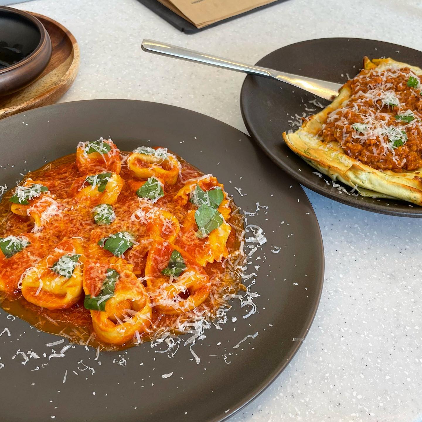 한국에서 맛볼 수 있는 이탈리아 가정식
 ✨ viasera ✨

이곳은 영등포 시장역 근처에 작은 이태리집입니다! 생면 파스타맛집으로 오늘은 라자냐랑 라비올리를 주문해서 먹었습니다 ♥️

라자냐는 정말 얇아서 부드러운데 식감이 좋아서 계속 손이 가는 메뉴였어요 다른 투박한 라자냐랑은 정말 다른!! 

식후에 주신 티라미슈가 정말 일품인데 사진을 못찍은게 아쉽네용 🥲
티라미슈는 직접 만드시는데 먹고나면 행복하시냐고 여쭤보십니다! 행복하시길 바라면서 티라미슈를 만드셨다고ㅎㅎ 티라미슈라는 메뉴 자체가 행복을 느끼게 하는 메뉴라고 하셨던거 같아요! 

이곳은 매번 방문할때마다 신메뉴를 연구중이셔서 기대감으로 즐겁게 재방문을 하게 되는 곳입니다 😋

셰프님이 이탈리아에서 공부하고 오셨는데 달달하고 자극적인 한국식 파스타가 아닌 이태리식으로 섬세하게 신경쓰신다는게 느껴집니다! 설탕을 일절 사용안하시는걸로 알고있어요👍🏻👍🏻 그리고 열정이 가득한게 너무 느껴져서 좋습니다ㅎㅎ

바 형식으로 소수 손님만 받으셔서 친절하게 메뉴 설명과 과정에 대한 이야기도 해주세요ㅎㅎ 
이 곳은 맛도 너무 훌륭한데 좋은 서비스를 받아서 식사를 마치고 행복해지는 가게입니다 🫶🏻
저는 이곳이 인생 라자냐 집입니다 ☺️💖

✔️위치 : 서울 영등포구 영중로27길 6 1층

⠀
⠀
⠀
⠀
⠀
⠀
⠀
⠀
⠀
⠀
⠀
⠀
⠀
#viasera viasera1 #영등포맛집 #영등포시장 #영등포 #영등포역맛집 #영등포구 #먹팔 #먹방 #먹방스타그램 #먹방투어 #먹스타 #먹스타맞팔 #좋아요 #좋반테러 #좋반사 #라자냐맛집 #라자냐 #이탈리아음식 #이탈리아 #파스타맛집 #봄코디