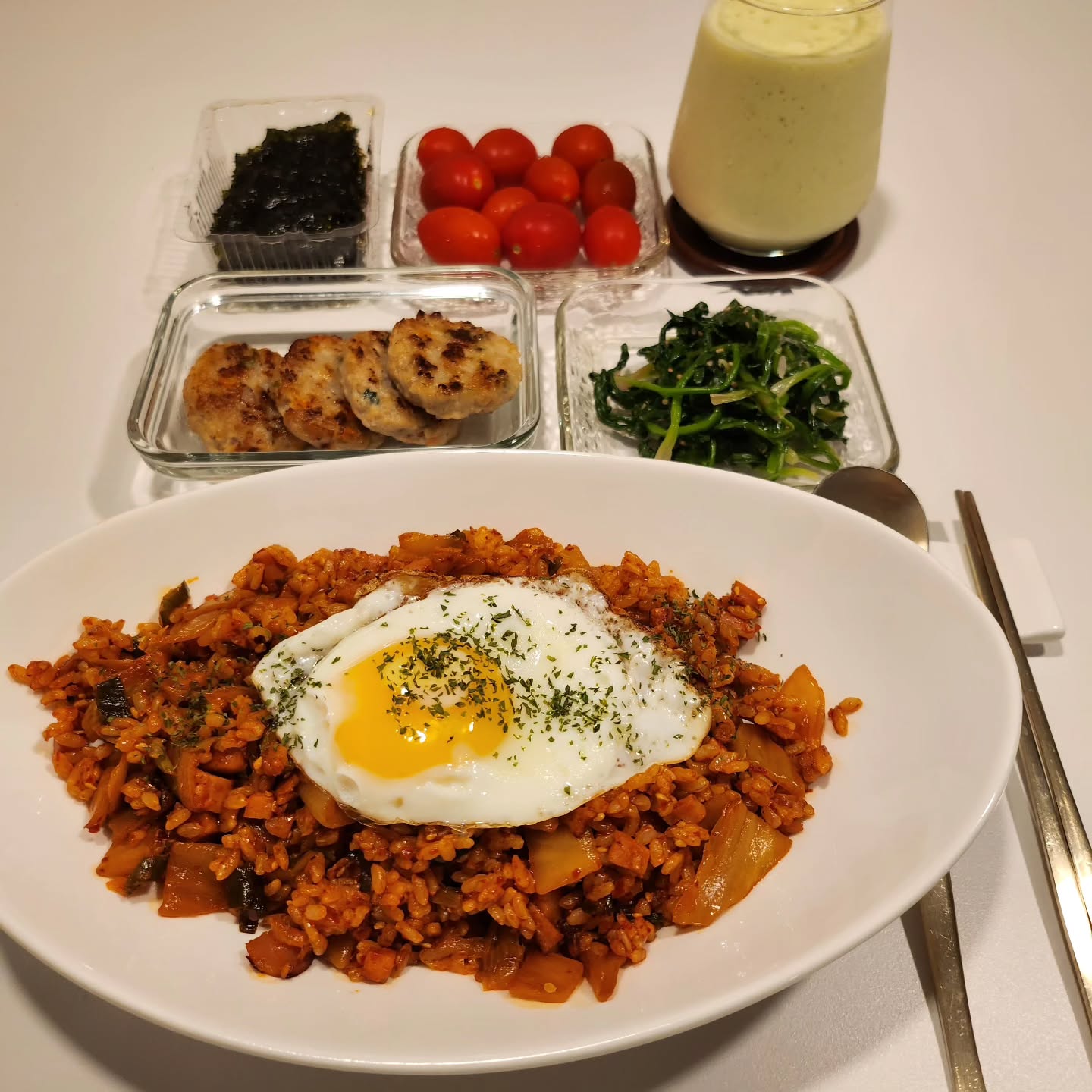 호야석식😋

김치볶음밥🍳
동그랑땡 시금치나물 김
후식은 방토🍅와 아보카도바나나쉐이크🥑🍌

#호야석식 #신혼집밥 #집밥스타그램 
#집밥메뉴 #저녁밥상 #밥상