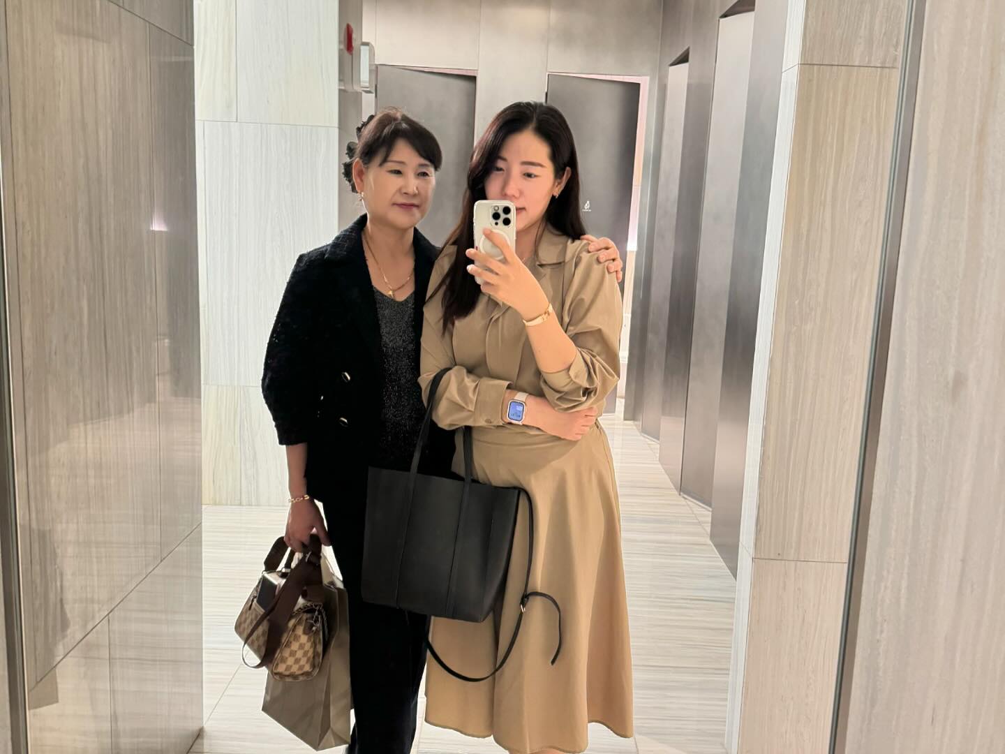 울엄마랑 수원 스타필드 동탄 롯백 쇼핑 하고 맛난거먹기 땀땀 노티드도넛 오늘도 즐거웠어요❤️ 청주로 다시모셔다드리고 천안슝 1박2일 쇼핑 여행 😘담엔 산책하러가요 여행다운 여행으로 어버이날미리만남 갖고싶은거 사래도 못고르는 엄마🥹 또만나요 사랑해 울 엄마❤️💕#동탄롯데백화점 #수원스타필드