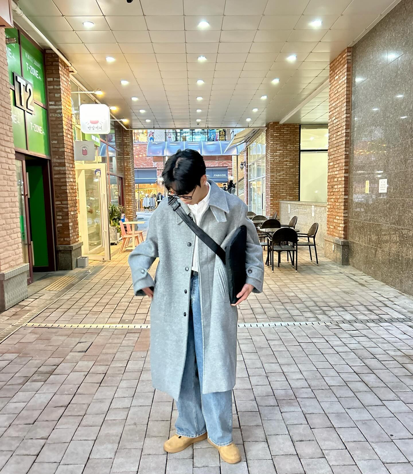 흔한 대학생 과제룩💻

OUTER : primement_official 
SHIRT : musinsa_standard 
PANTS : reflyperky 
SHOES : zara 

#발마칸코트 #발마칸코트코디 #프라임먼트 #화이트셔츠 #화이트셔츠코디 #무신사스탠다드 #연청데님팬츠 #연청데님팬츠코디 #리플라이퍼키 #된장포스 #된장포스코디 #자라 #03년생 #패션계정 #패션계정맞팔 #좋반 #좋아요반사 #좋아요테러 #좋반테러 #좋아요반사테러 #팔로우환영해요 #팔로우반사 #배곧신도시 #베니스스퀘어 #