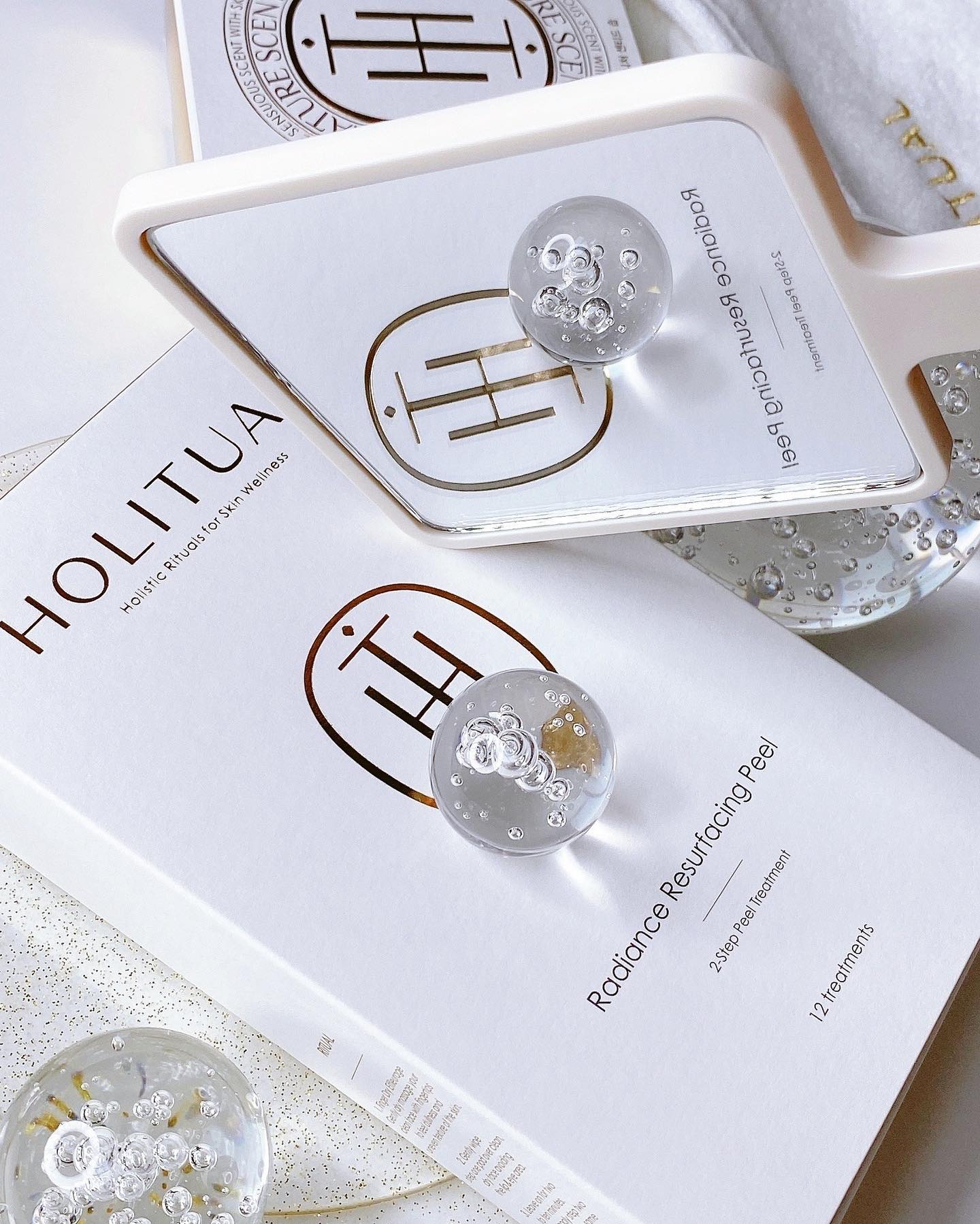 #광고 holitual_official ✨💛✨
⠀
반짝반짝 차르르 깐달걀 피부결로
빠르게 관리하고 싶을 땐 이거만 한 게 또 없죠🤭
⠀
#홀리추얼 #리설페이싱필
이거 이미 알 사람은 다 아는
#각질관리 찐템 아닙니까🫶🏻🫶🏻
⠀
사용 후에 씻어낼 필요도 없고,
피부에 순하기로 소문난 파하 PHA 베이스라
불필요한 얼굴각질만 샤샤샥
부드럽게 녹여서 제거해 주니까
#민감피부 도 피부자극 걱정없이 안심하고 쓸 수 있다는 거-!!
⠀
억지로 힘 줘서 빡빡 닦지 말고
피부결 따라
안쪽부터 바깥쪽 방향으로 살살 닦아주면
맨들맨들 깔끔한 광채피부로 관리할 수 있어요🥰
⠀
1번 패드로 각질제거를 해 준 다음
5분-10분 사이 골든타임이 지나기 전에
2번 패드로 영양공급과 더불어
피부 ph밸런스까지 약산성으로 달래주는 게
핵심 키 포인트라 하겠습니다!👌🏼😊
⠀
원래 이거,,
12매짜리 풀팩 용량만 있어서
유명템인 줄 알면서도
피부에 잘 안 맞을까봐
살까말까 선뜻 구매하지 못한 분들도
계신데요-
⠀
이번에 에딧샵 익스클루시브 #한정 상품으로
6매짜리 스몰팩 상품이
새롭게 런칭 입고 됐어요☺️💕
⠀
가격부담은 확 덜어내고
궁금했던 꿀템잇템은
합리적인 용량으로 편하게 써볼 수 있으니
#홀리추얼리설페이싱필 #필링패드
아직 입문 못하신 분들은
프로핑 상단
#금귤에딧샵 으로 입장하셔서
#무료배송 & 1매 추가증정 혜택까지
야무지게 챙겨가시길 바랍니다✨💛✨
⠀
맨 마지막 사진 보시면 알겠지만
저에겐 이미 쟁여두고 쓰는 최애템이 되었다고 하네요★
(나만 알고 몰래 쓰고 싶지만
다들 알고 꼭 써봤으면 하는 이중적인 코덕의 마음이란)
⠀
⠀
⠀
a_ditor_official a_magazine_aditor #아모레에디터 #에디터에딧샵 #홀리추얼필링패드 #얼굴각질제거 #얼굴각질제거제추천 #피부결개선 #koreanskincareproducts #금귤리뷰 #금귤뷰티 blingblinggoldorange amorepacific_goldorange ✨💛✨