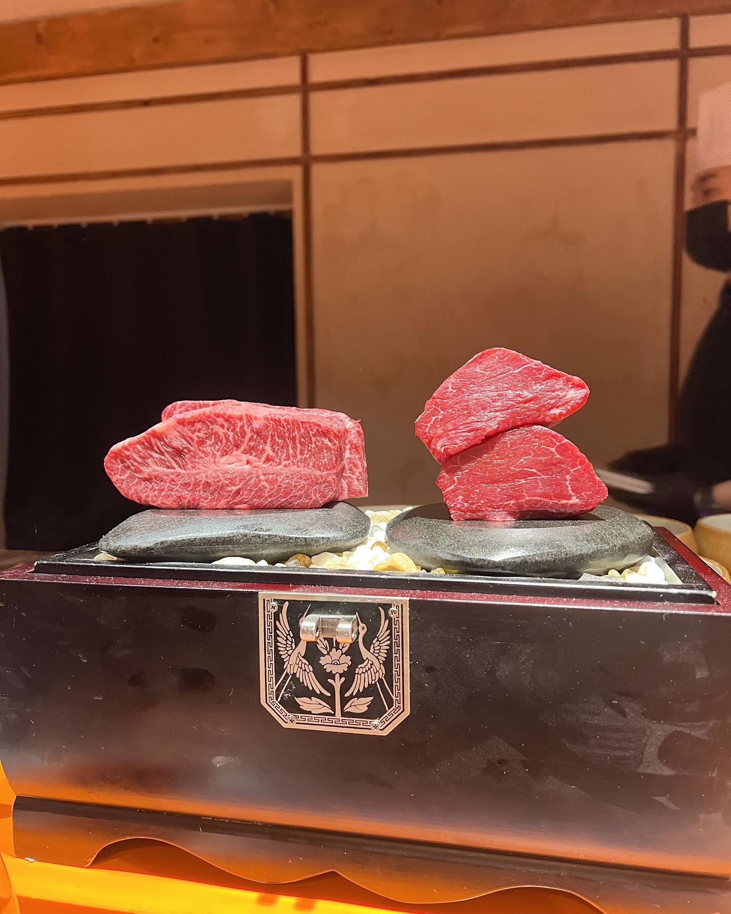 특별한 날 가기 좋은 우마카세🥩
-
🥩스무고개
▫영업시간 매일 11:30 ~ 21:30
▫우마카세 12:30, 17:30, 19:30
▫캐치테이블예약

부산에 위치한 특별한 우마카세 맛집 !
기념일이나 특별한 날 연인들 가족들 친구들 누구랑 와도
분위기 너무 좋은 우마카세 전문점이에요🥩
요리하기 전에 신선하고 고기도 보여주시고
바로 앞에서 만들어주시니꺼 믿음도 가고 보는 재미까지!!
맛은 진짜 말해뭐합니까!
특별한 날 특별하게 하루를 즐기고 싶은 분들에게 완전 강추!!
-
자세한 여행지정보와 꿀팁은 jun_due / 프로필블로그💌
