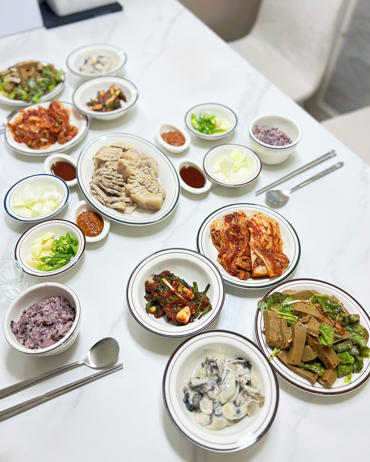 #김장하는날🌶 #수육삶아서🐷 #소주한잔캬🍶 

다들 김장하셨나요⁉️ 뒤늦게 올리는 피드ㅋㅋㅋ🙈🙈

올해 김장은, 삼형제를 케어해야 하는 와이프를 대신해서
아빠가 첫찌랑 함께 할머니 집에 내려가서 김장을 했답니다.

할머니를 도와, 김장하는 동안 우리 장장꾸👦🏻💕 혼자서 협조 
잘해줄까? 걱정 가득 안고서 시작했는데~ 아니 이게 웬걸😲😲

뽀요 TV 채널 틀어줬더니 TV 앞에 앉아서 간식먹으며 넘나 ✨
예쁘게 잘 놀아주네요 😍😍 거의 반나절 동안 혼자서 잘 놀아준 울 첫찌가👦🏻💕 대견하고 고마워서 키카로 보답하고 싶지만🥰

오늘은 김장 끝나고 작은고모네 신혼집에 놀러 가기로 한 날이라.. 아쉽지만, 다음 기회에 가는 걸로 😝😝

김장 과정도 사진에 담고 싶었지만, 오늘은 사진사의 양손이 모두 바쁜 관계로 고모 집에서 상차림한 저녁 사진으로 대체합니다 ❤

우리첫찌👦🏻💕 놀러 온다고, 고모가 원우가 좋아라하는
아이스크림이랑, 과자, 간식 잔뜩 준비해놔서 완전 신남🎶

갓 담은 아삭아삭 김장김치에(배추+쪽파) 푹 삶은 수육 썰어서
쌉쌀한 소주 한잔하면~ 오늘 하루 피로 다 풀리 고욤 ㅎㅎㅎ

한 해 동안 맛있게 먹을 일용할 양식 준비 완료욤 🙌
감사히 잘 먹겠습니다. 우리누나 결혼👰‍♀️💐 축하해!! 👏👏👏

사랑하는 우리 어머니 고생 제일 많으셨습니다. ❤
육아하느라 김장에 버금가는 중노동을 한 우리 마누라도욤🫰

#김장하는아재👨🏻 #김장데이🥬 #겉절이🥗 #쪽파김치💚 
#내사랑굴보쌈❤ #술이술술넘어감😆 #착한우리첫찌😍
#어머니항상건강하세요💖 #맛있게잘먹겠습니다🙇‍♀️🙇‍♂️