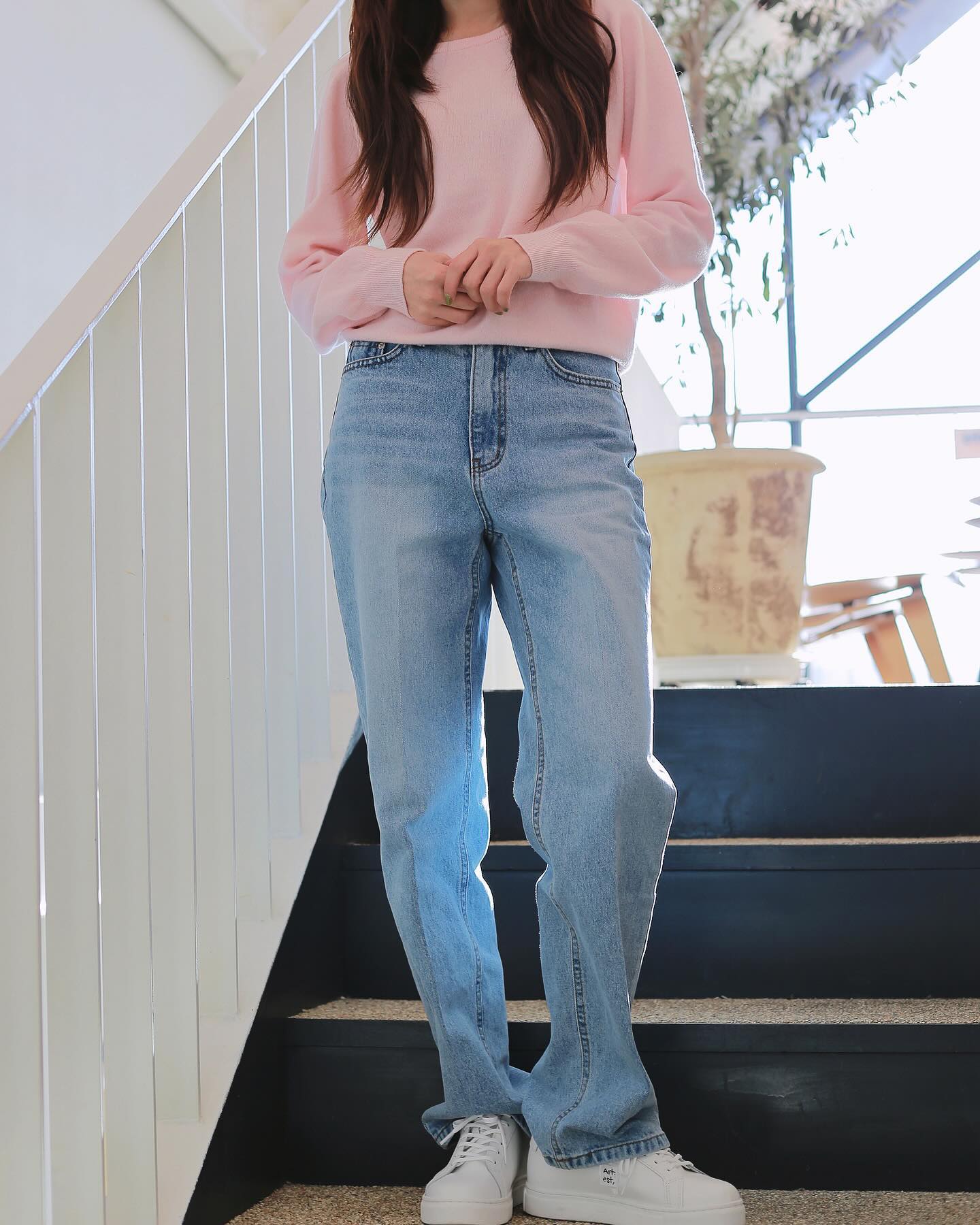 * And whole garment knit
 ⠀⠀ 
봄에 어울리는 핑쿠핑크💖
기본템에 충실하는게 좋아서 그런지
은은한 요런 니트도 자꾸 눈에 들어오네용
 ⠀⠀ 
그리구 전
어제부터 일기를 쓰기 시작했답니다🙄
돈을 그렇게 들여서 다이어리 사재꼈는데
작심3일로 그치지 않겠죠..
 ⠀⠀ 
 ⠀⠀ 
 ⠀⠀ 
🏷️ top : 앤드 홀가먼트 니트
🏷️ bottom : 클래식 프렌치 와이드 데님 
 ⠀⠀