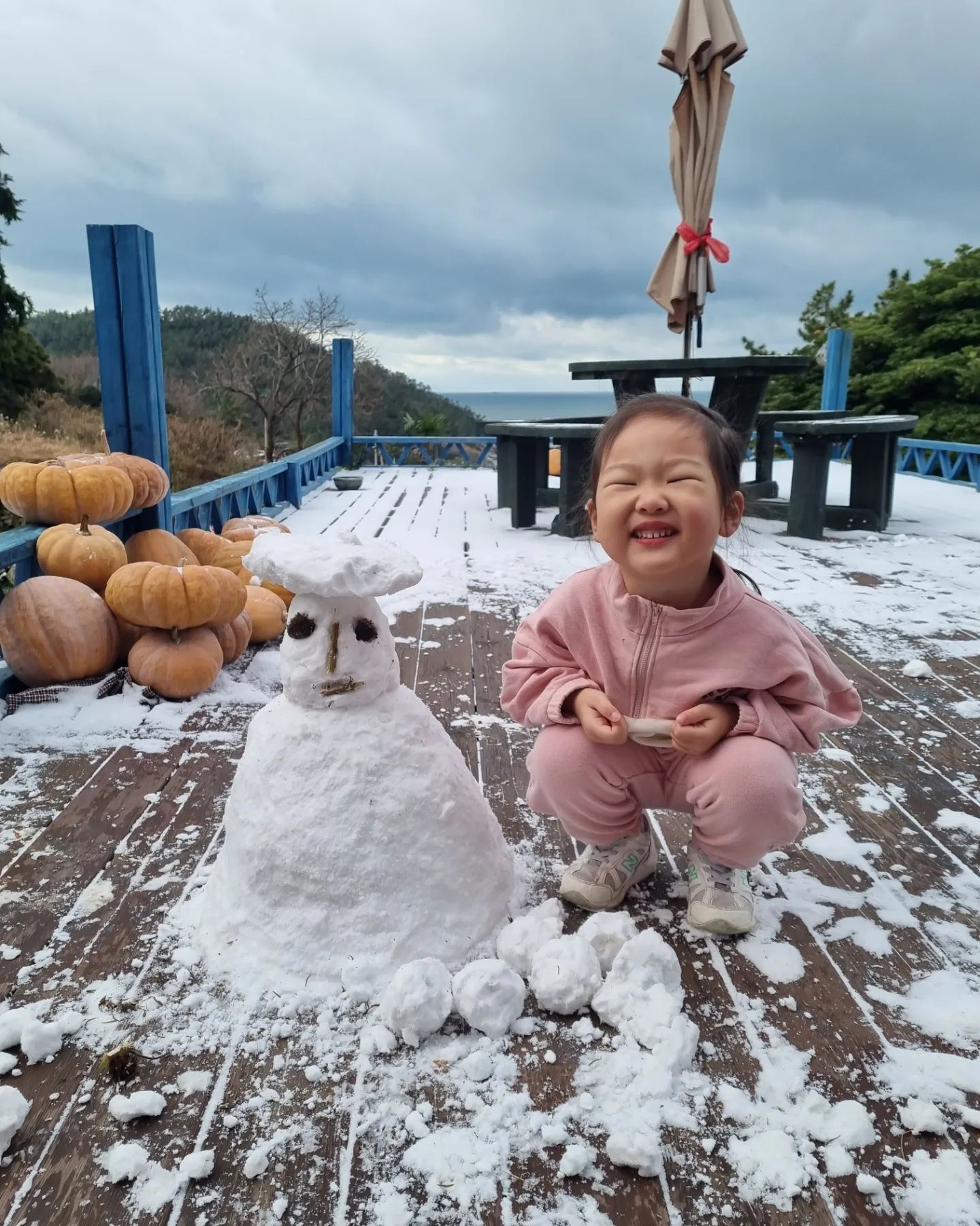 눈구경 하기 힘든 청산도에 눈이 쌓인 날♡
녹기전에 눈사람도 만들고 눈싸움도 했네요^^

우리집 테라스에서 더부살이하는 냥이도 존재감을 남겨놓았어요~

.
.
.

#일상
#딸스타그램 #43개월 #쥐띠아기
#눈오는날 #눈사람 #눈싸움 
#눈보기힘든동네 
#냥이발자국