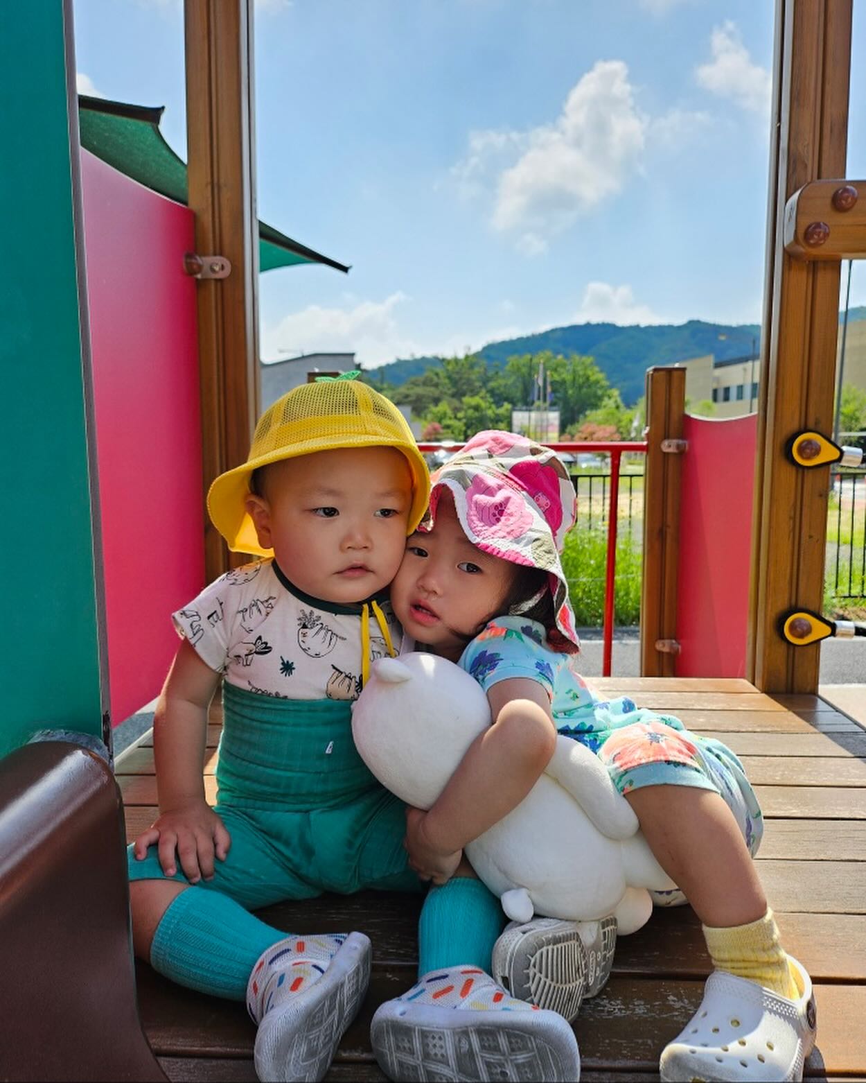 요즘 매일 바깥놀이하고
생일잔치, 형님반 결혼식 등등
다양한 활동중이신 우리딸❤️
즐거워보여서 좋네😍
근데 우리딸 남친이니? 너무 다정하다🙄
#어린이집 #키즈노트 #알림장
#나도다니고싶다 #부러움 
#선생님 #사진감사해요