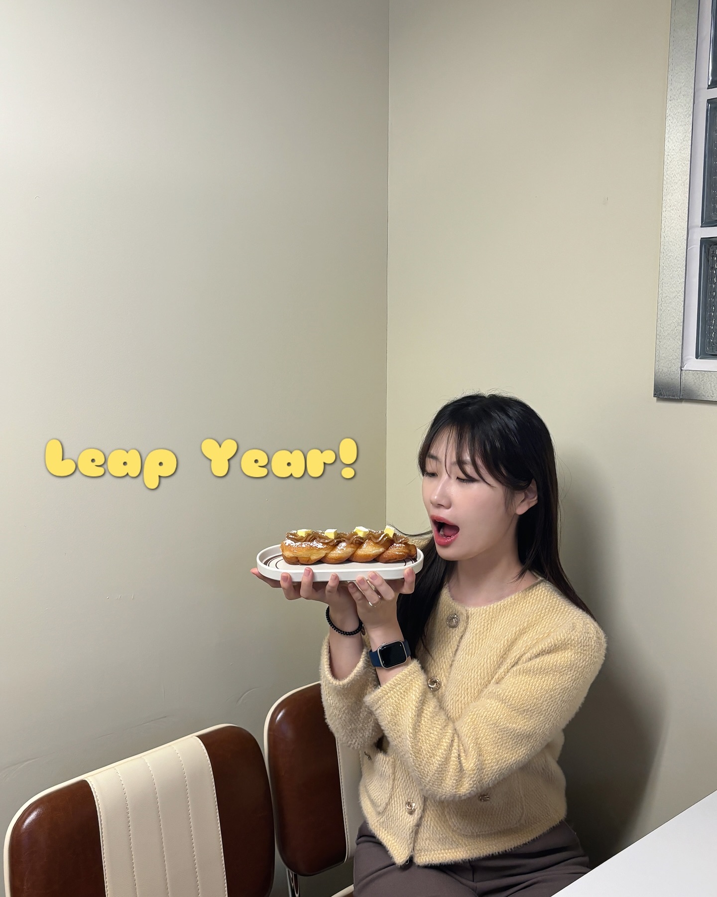 Leap Year

어쩌다보니 올해 첫 게시물이네요!

오늘은 2월 29일입니다.
올해는 4년마다 돌아오는 윤년인데요.

366일이 있는 해로,
영어로는 Leap Year 라고 합니다.

Leap는 ‘뛰어넘는’이라는 의미가 있어요.

여러분 모두 도약하는 한 해가 되시길!☺️

#leapyear
