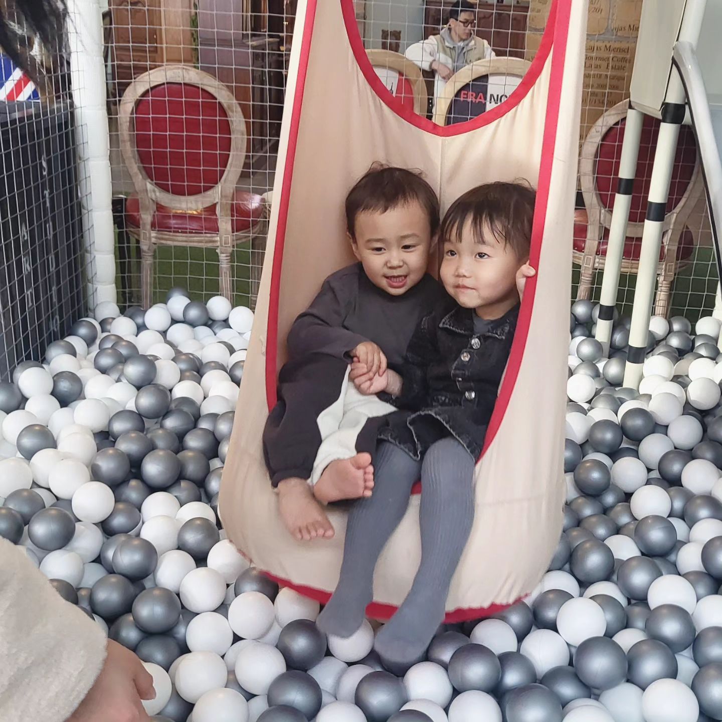 3살 아이들의 풋풋한 러브라인이란,,
하민이랑 세윤이, 정윤이 보고싶다고 하길래 만났더니 매우 좋아하는 예롱이. 하민이랑 그네 태웠다니 둘이 표정 뭔뎈ㅋㅋㅋㅋ너무 웃기다 너희 둘🫣
세윤이 벌 서는데 예롱이가 옆에 앉으니까 그 사이를 꿰차고 앉는 하민이 너란 녀석,,상남자 매력있다,,,,❤️‍🔥
#오늘의예롱둥이 #꼬맹이들의삼각관계