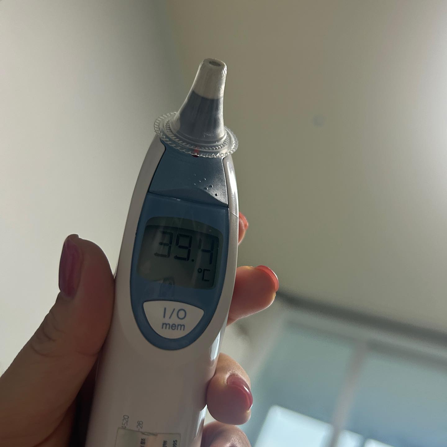 정초부터 이게 무슨일??
정초라고 하니 
60대 어머님인줄 ㅋㅋ

그제부터 컨디션 안 좋더니
새벽에 38.2도로 애들 맥시부펜 3포 때려 넣고
보통 이렇게 먹으면 열잡힘

새벽 네시까지 뒤척이다 잠깐 잠들었는데
다시 열 올라 재보니 39.4
반대쪽은 39.8
왜 슬픈 예감은 항상 적중하는지

엄마 많이 아프다는 말에
출근중인 남편은 다시 오면서 소아과 접수하고

의사선생님 코로나 검사하실래요??
독감검사 하실래요??
저 두번 찌르나요??
아니요 한번에 된다는 말에 두가지 검사
그럴거라 생각했지만 역시나 ㅋㅋ

열이 너무 높아 해열주사
페라미어쩌구 맞고
수액 두개 후에 그래도 39도 넘어 
해열주사 하나 더 추가

아픈와중에 혈관도 좋은데
두번 찌르고 무안하신지
남편분이 정말 다정하시대
보통 애들 접수는 해주러 오는데
부인접수는 해주러 안 온다며 ㅋㅋ

혼자 안방에서 하루종일 허리가아프게 누워 있는데
새해부터 이게 뭔일인가 우울했다가
지내다보니 너무 편한거 아니겠어?  ㅋㅋㅋ

애들 복작거라는 꼴 안 봐도 되고
밥 차려주니 지들끼리 알아서 학원 오가고
엄마 아프다고 동생 공부 가르치고

그 와중에 엄마가 안 본다고
미역국 고기만 골라 먹고 미역이랑 국물 다 버린 둘째
용돈 깐다???

그리고 오늘 남편 생일인데
나 아침에 미역국 못 끓여주고
외식도못함. 

쿠팡 장 본걸로 샤브샤브 끓여주고
셋이 먹으라 주고 안방 들어왔는데
집이 좁아세 셋이 하는 대화 다들림

👨‍🦰우리 셋만 먹으니까 이상하다
👦 엄마 없으니까 샤브샤브 맛없어
👶 엄마 아파서 할머니 못왔어

이놈의 막냉이시키
너T발C야??
그래 넌 할머니 새끼해라 ㅋㅋ

어제는 아팠는데 오늘은 살아나고
입맛도 살아남 ㅋㅋ
외식 대신 장 30만원 봐둠 ㅋㅋ
남폄이 잔치하냐고 ㅋㅋ

.
.
.
.
.
#너네셋이외식해
#안방으로딜리버리고마워
#생일용돈50만원🤭 
#다음달엔내생일이다
#컴디션관리하자