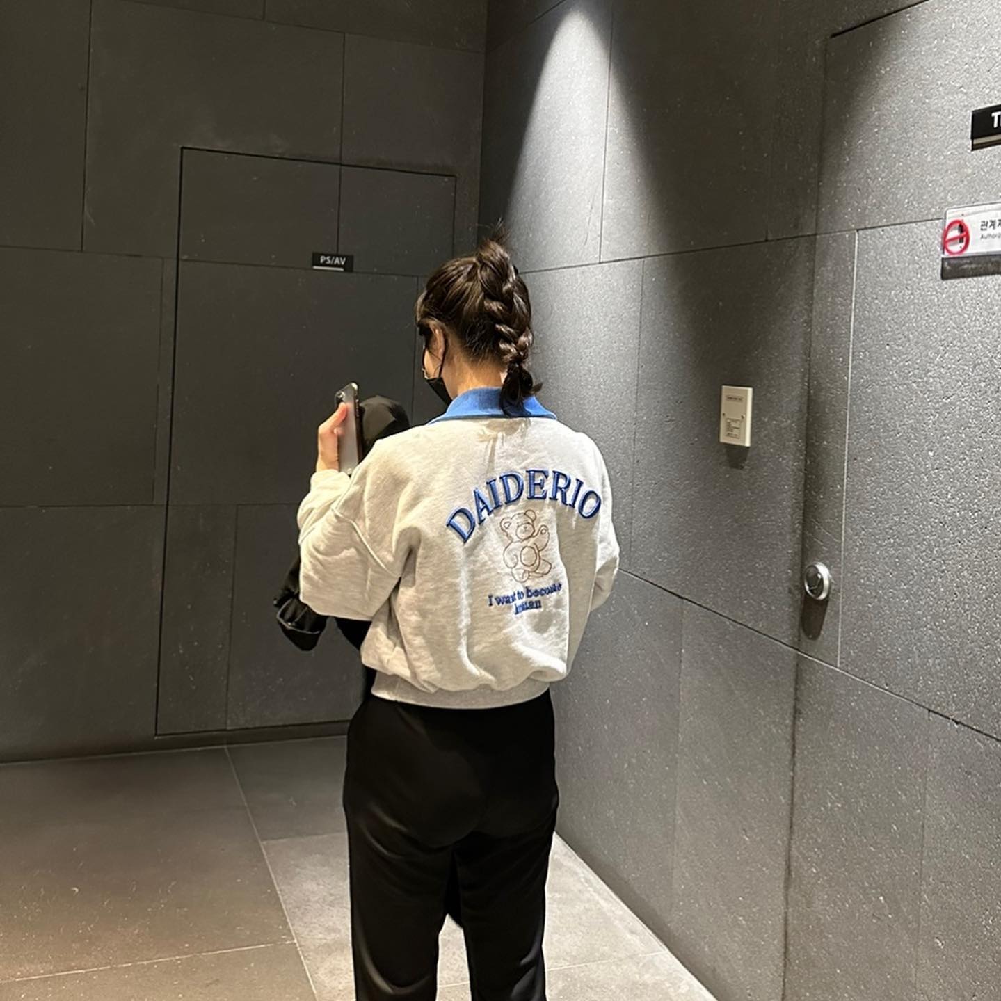 눈누~ 뒷모습이 뽀인뚜라구요

#협찬

오늘 눈을떴는데 꾸리꾸리하고 완전 비올 것 같아서 그런지 침대에서 나오고싶지않더라구요,,, 
출근길에도 집에가고싶은 고런마음...ㅋㅋ

상의: daiderio_official 

오늘 룩은, 밑단 시보리가 짱짱해서 마음에 들었던 옷을 입어봤오요~
크롭한 기장이지만 짱짱한 시보리에 허리가 잘록해보이는 효과를 두둥!! 소재도 탄탄하니 오래입을 수 있을 것 같더라구요! 애정템으로 등극🥰