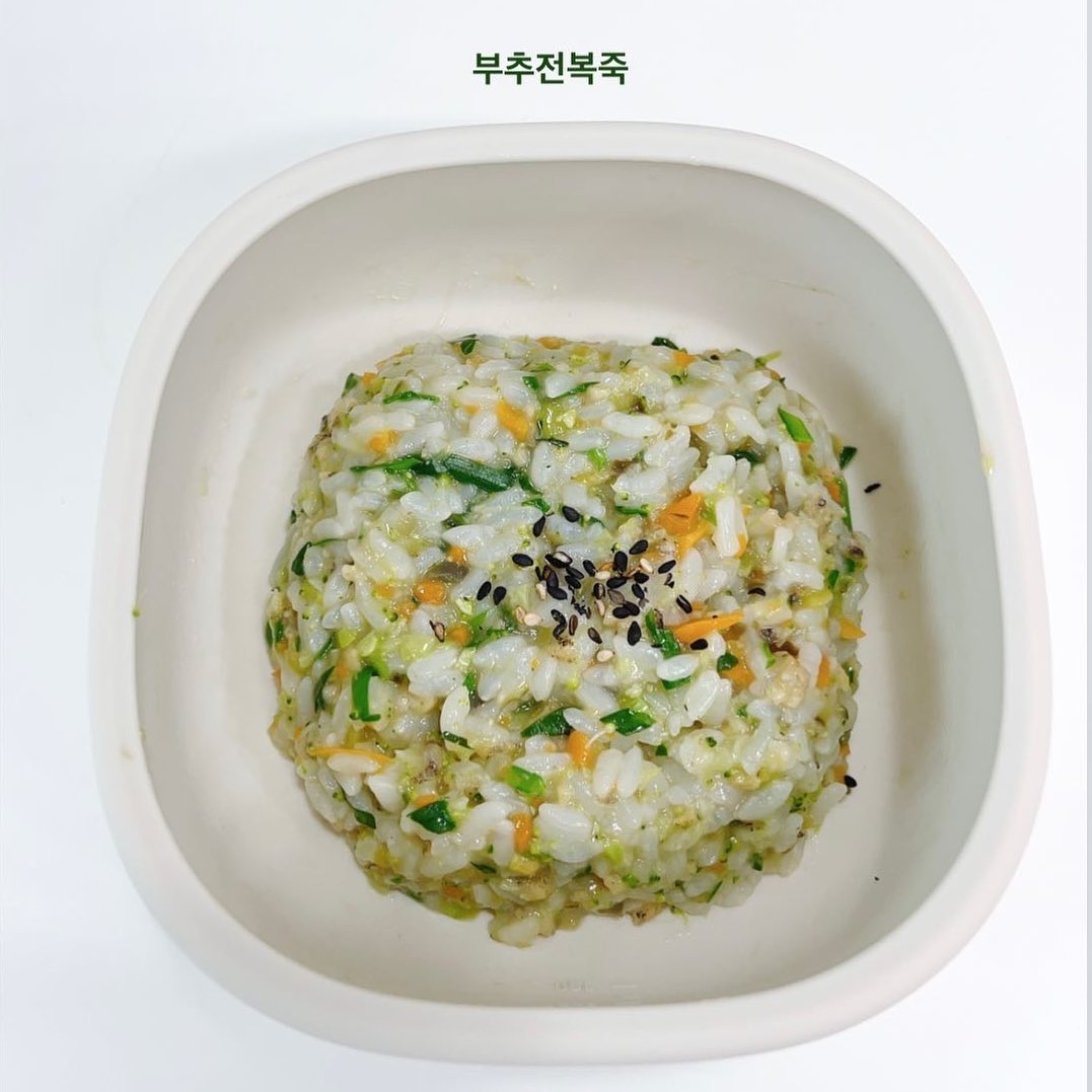 👶🏻부추전복죽
집에있는 냉털야채랑 전복 블렌더로 갈갈해서
진밥에 가까운 전복죽 호로록

참기름 넣으니까 내가먹어도 맛있어
역시 잘먹어…😏