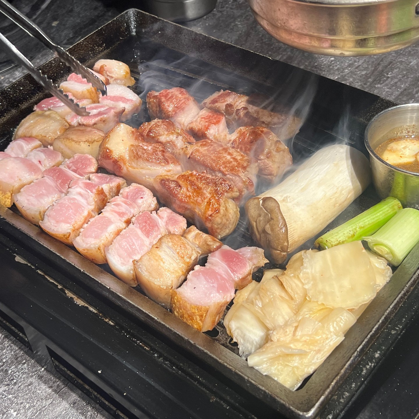 성산가면 꼭 들리세요!
#금돗 

현지인과 도민의 추천 맛집이였는데
진짜 쫄깃하고 육즙 팡팡!!
오랜만에 먹은 흑돼지 너무 맛있어요 힝

#먹방 #먹스타그램 #좋아요 #jmt #존맛 #성산맛집 #성산일출봉맛집 #성산도민맛집 #제주도맛집 #흑돼지맛집 #존맛탱