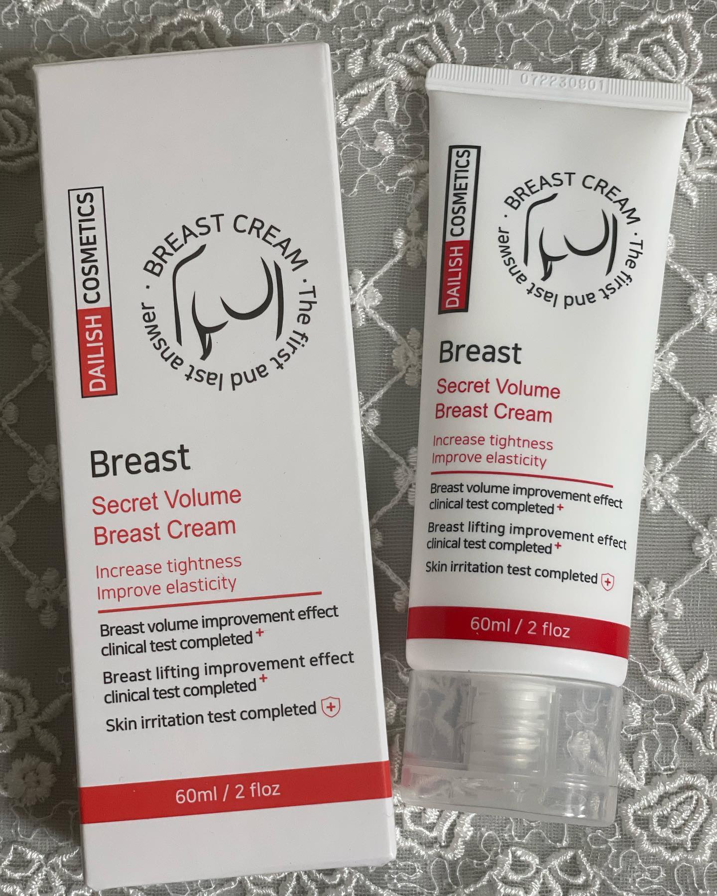 #협찬 10년 연구 끝에 탄생하게 된 크림! <데일리시 시크릿 볼륨 브레스트 크림 >
DAILISH Secret Volume Breast Cream 60ml

🌻처음에는 효과가 있는지 의심이 들었는데!! 이게 왠걸... 너무맘에 들음...괜히 10년 연구한게 아니네요...
가슴볼륨 개선 효과 효능 평가, 인체적용시험 완료,
가슴 리프팅 개선 효능, 피부안전성 테스트완료한 제품이에요~

🌻생물전환 추출을 사용했다고 합니다.
지모뿌리추출물과 아이드로제네이티드폴리아이소부텐을 배합한 성분 보르피린으로
지방세포의 활성화를 도와 볼륨과 탄력에 도움을 준다고 해요.
지모뿌리추출물, 타이칡뿌리추출물, 석류추출물, 락토바실러스발효물, 칡뿌리추출물, 신령버섯추출물, 특히 특허원료인 아가리쿠스버섯까지!!
다양한 좋은 성분들이 들어있어 더 좋다고 생각함!

🌻손등에 먼저 테스트 해보았어요.
불투명한 흰색 크림으로 촉촉하고 수분감 강하게 느껴졌어요~!
끈적임이 없어 산뜻하게  확실한 보습력을 제공해주어서 좋았어요!
부드럽게 마무리되어 발림성이 무겁지 않고 가벼워, 여러 번 레이어링하여 사용해도 좋더라구요~~
가슴에 건강한 생기를 더해주고 끈적임 없는 산뜻한 텍스처로 가슴라인을 관리해주는 크림입니다.

🌻한 손에 쏙 잡히는 사이즈라 그립감도 좋구,
튜브형태로 되어 있어서 원하는 만큼 짜기도 쉬워서 사용하기도 편해요~!
여행갈 때 파우치에 쏙 넣어서 다니기에도 좋아요.

🌻가슴에 건강한 생기를 더해주고, 가슴라인을 관리해주는 크림~~
저녁에 목욕 후 가슴라인을 따라 안에서 바깥쪽으로 원을 그리며! 충분한 마사지와 함께 사용해주고 있어요.
꾸준히 사용해줘야죠~~
가슴에 탄력이 없어서 항상 스트레스였는데 당당한 자신감 되찾을 수 있어서 행복!

#시크릿볼륨 #가슴크림 #데일리시 #데일리시시크릿볼륨브레스트
#맞팔 #맞팔해요 #맞팔환영 #먹팔맞팔 #먹팔환영 #먹팔 #먹스타그램맞팔 #먹팔해요 #먹스타맞팔 #먹스타그램 #f4f #follow4follow #맞좋아요 #맞좋 #맞댓 #맞댓글