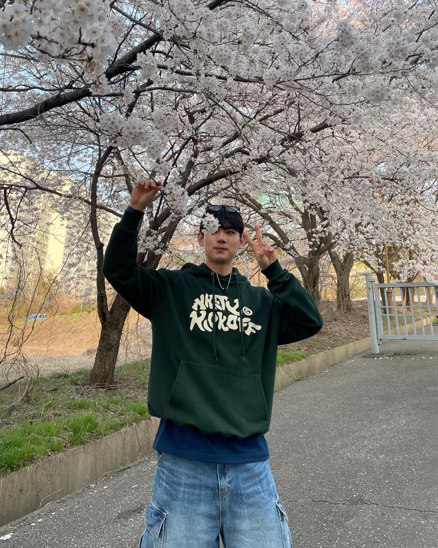 #협찬 lafloridaworld 

‘볼드 블랙 뿔테 안경’

뿔테 안경으로 코디포인트 주고 벚꽃 구경하기!🌸🌸

캐주얼한 룩에 뿔테 안경 하나면 코디 끝😎
lafloridaworld.com 에서 20% 할인 중!!

다들 연휴 잘 보내셨나요??😌
2일만 버텨봅시다‼️ 주말 얼른와랏‼️

#라플로리다 #안경 #선글라스 #블루라이트차단안경 #틴트선글라스 #빅프레임선글라스 #남자코디 #캐주얼룩 #오오티디 #데일리코디 #코디추천 #옷스타그램 #안경코디 #ootd #ootdfashion #korean #koreanfashion
