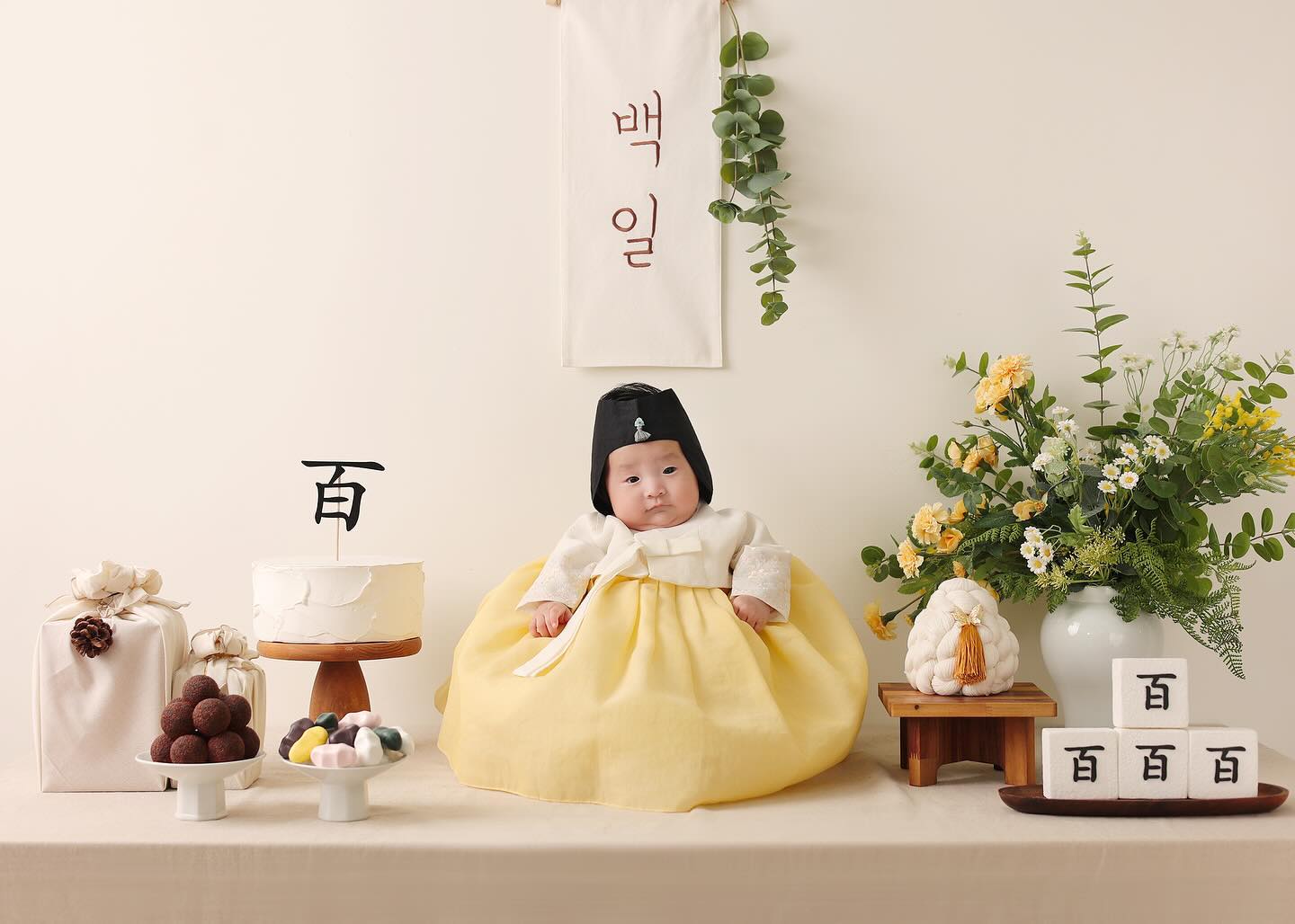 +130

하늘이의 백일사진 
수유시간이었지만 울지도 않고 방긋방긋 웃어줌🙂
백일상 안해준게 넘 마음에 걸렸는데 
노원사진관에서 너무 잘 찍어주고 좋은 추억 만들고 왔어요 .ᐟ

역시,, 전문가가 찍어준 사진은 넘나 틀려요...📸

nwphoto.official 

-
--
---

#내돈내산 #100일사진 #백일사진 #백일상사진 #노원사진관