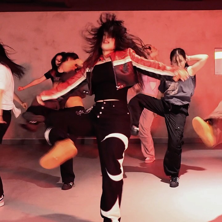 너무 재밌다 .. ❤️‍🔥

🎧 / #BoomBam teamsalut 
🌐 / justjerkacademy_ewha 

#choreo #choreography #dancevideo #reelsinstagram #reels #justjerk #girls #hiphop #dance #수요일 #코레오 #안무 #팝업 #이대 #또만나요