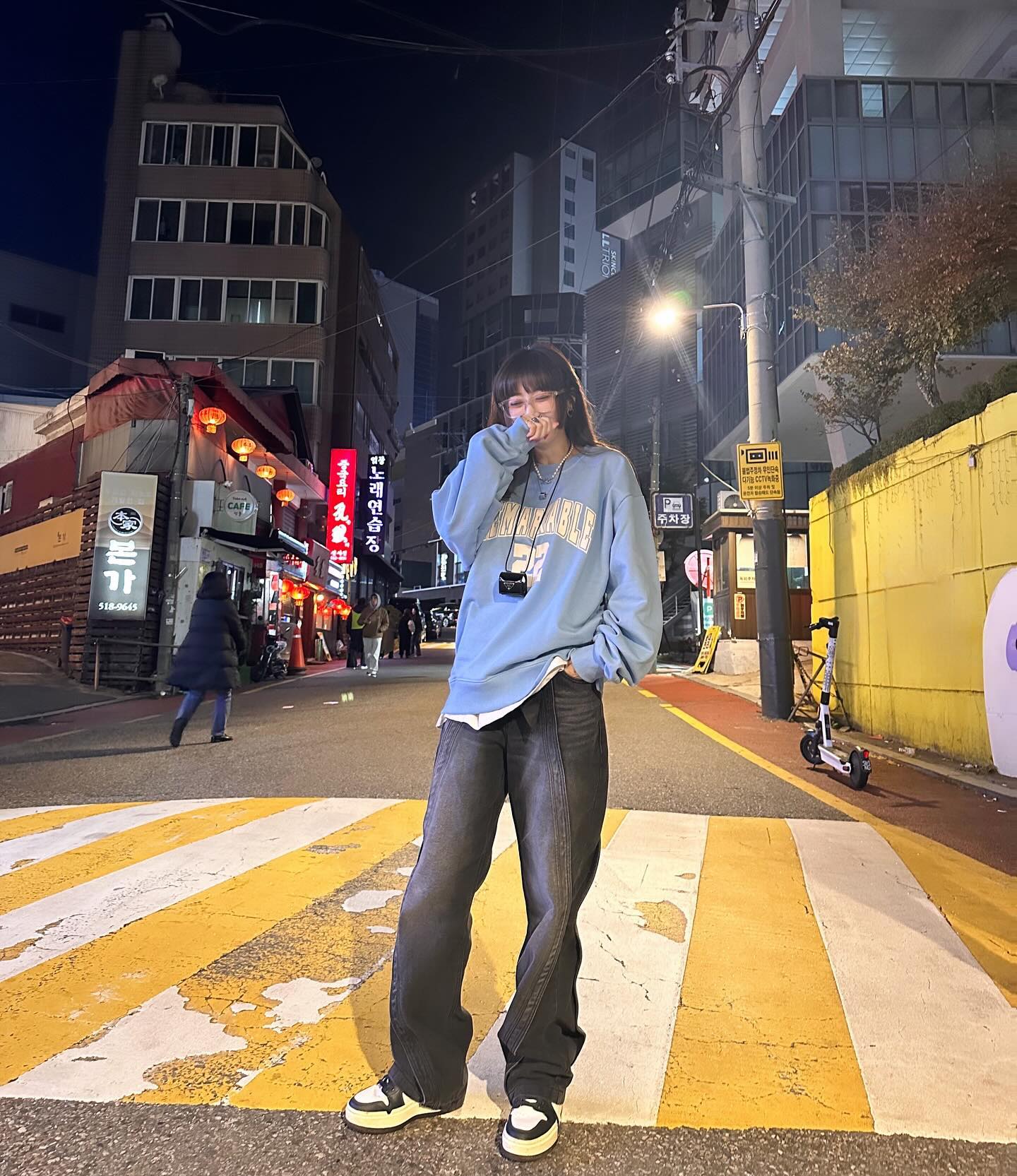 브랜드에 있을 땐 고객님들이 시즌마다 착샷을 궁금해할까 봐 못 찍는 사진을 열심히 찍어 올렸고, 그 덕에 고객님들의 팔로우가 늘었습니다. 한동안은 협찬도 받고 열심히 인스타 활동도 하곤 했는데 진짜 아무나 하는 게 아닌 것 같아 한동안 협찬이 들어오더라도 하지 않았고, 잘 할 수 없는 건 빠르게 포기하는 편이라😁

요즘 예쁜 옷들 입고 예쁘게 나오려고 노력하기보단… 편하게 진짜 일상 사진 올리고 있습니다. 그러니까 속이 편안해요 ㅋㅋㅋ
제 옷장 속 공주 옷들은 이제 어떡하죠? 🤷🏻‍♀️🤣
오래간만에 동생들 만날 때 #데일리룩 으로 착용한 맨투맨 컬러가 너무 이뻐서 찍었어요. 역시 겨울엔 쫌 밝은look을 입어야 무언가 기분도 상큼하거든요!🎶 모두 #월요팅 하세요🫡

#편안한#오오티디#rede#리디#맨투맨#후드#ootd