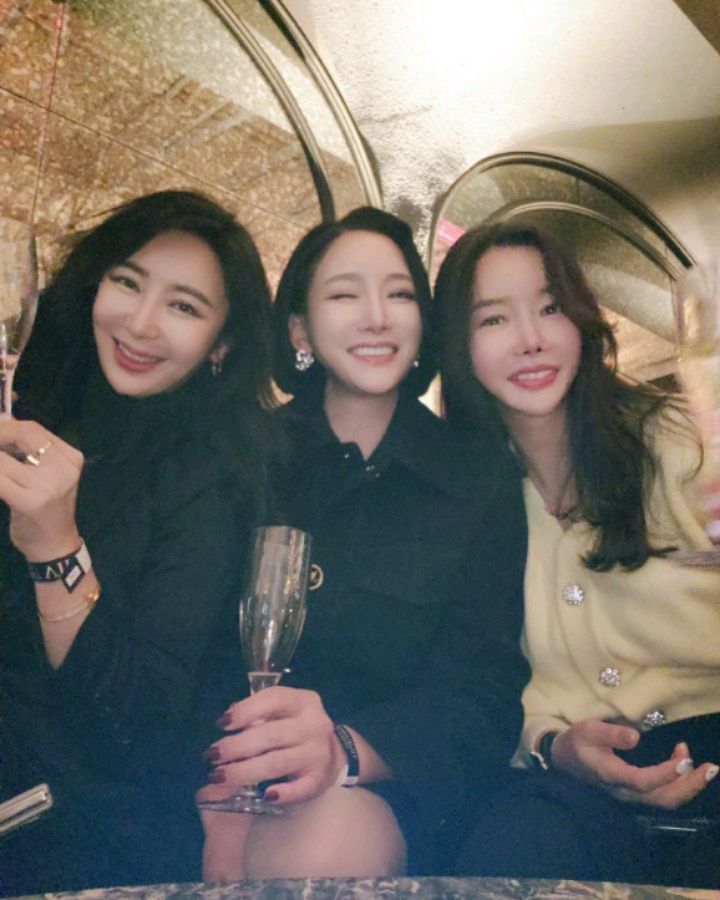 #피플더테라스 #우정

만남의 축복🙏🏼얼굴 보는것 만으로도...
#감사뿐 #내베프 #내동상 #크리스찬

어제 장례식장 후 퉁퉁부운 얼굴에 아직도 괜찮지는 안아요 ㅠㅜ찌니야 아빠와 함께 그곳에서 #기도