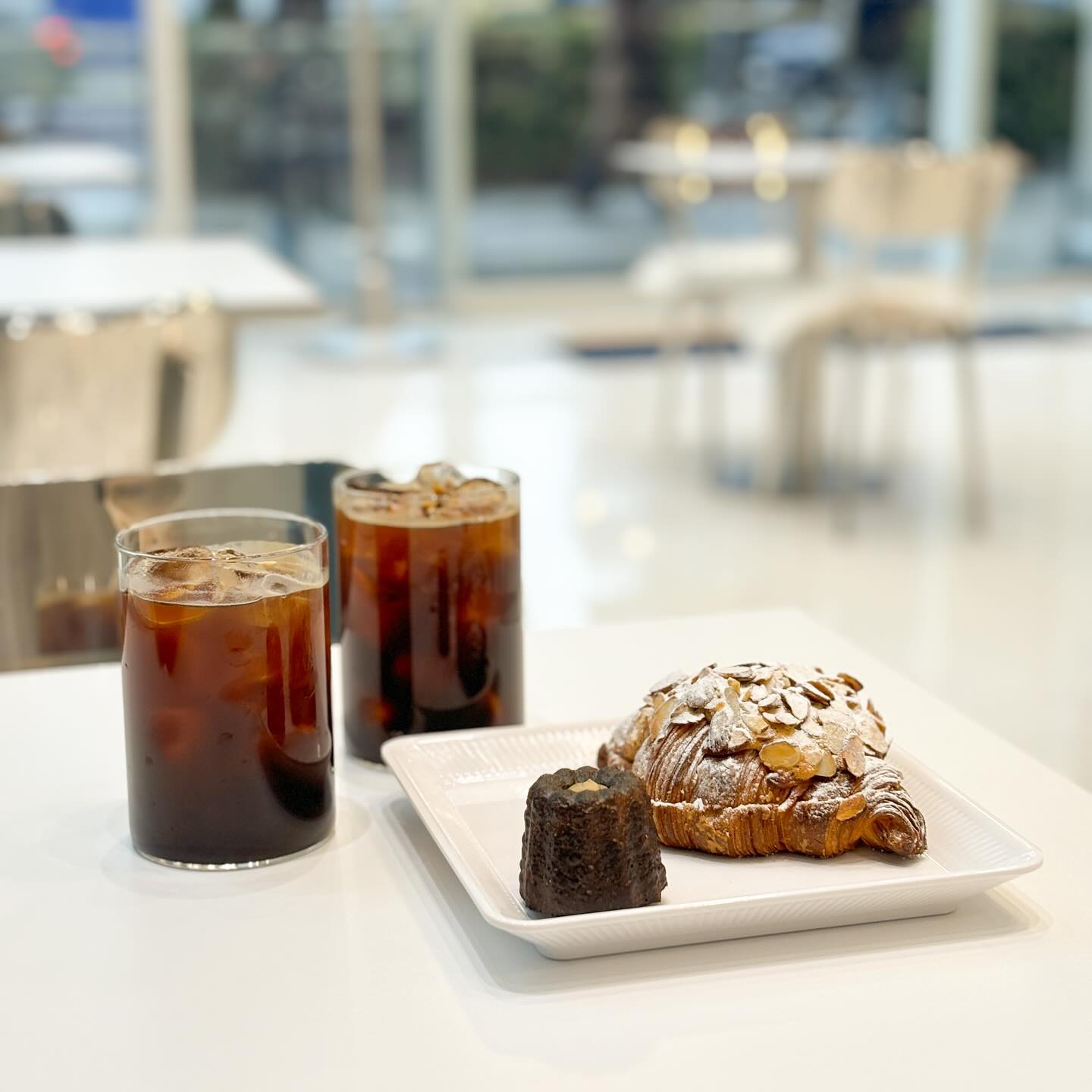 #협찬 bonjourbb_bakery
맛있는 빵이 가득한 봉쥬르봉봉 카페 다녀왔어요😀 1F 오로라, B1F 신비로운 숲을 모티브로 한 에코라는 두가지 공간이 있어서 더욱 특별하게 느껴졌어요! 고소한 빵과 다채로운 음료를 먹을 수 있어서 다음에 또 가보려구요🥐🤎
.
.
.
#교대빵집 #교대베이커리 #서초빵집 #서초베이커리 #교대카페 #소금빵맛집 #샌드위치맛집 #교대역카페 #교대역 #교대역맛집 #서초맛집 #서초맛집추천