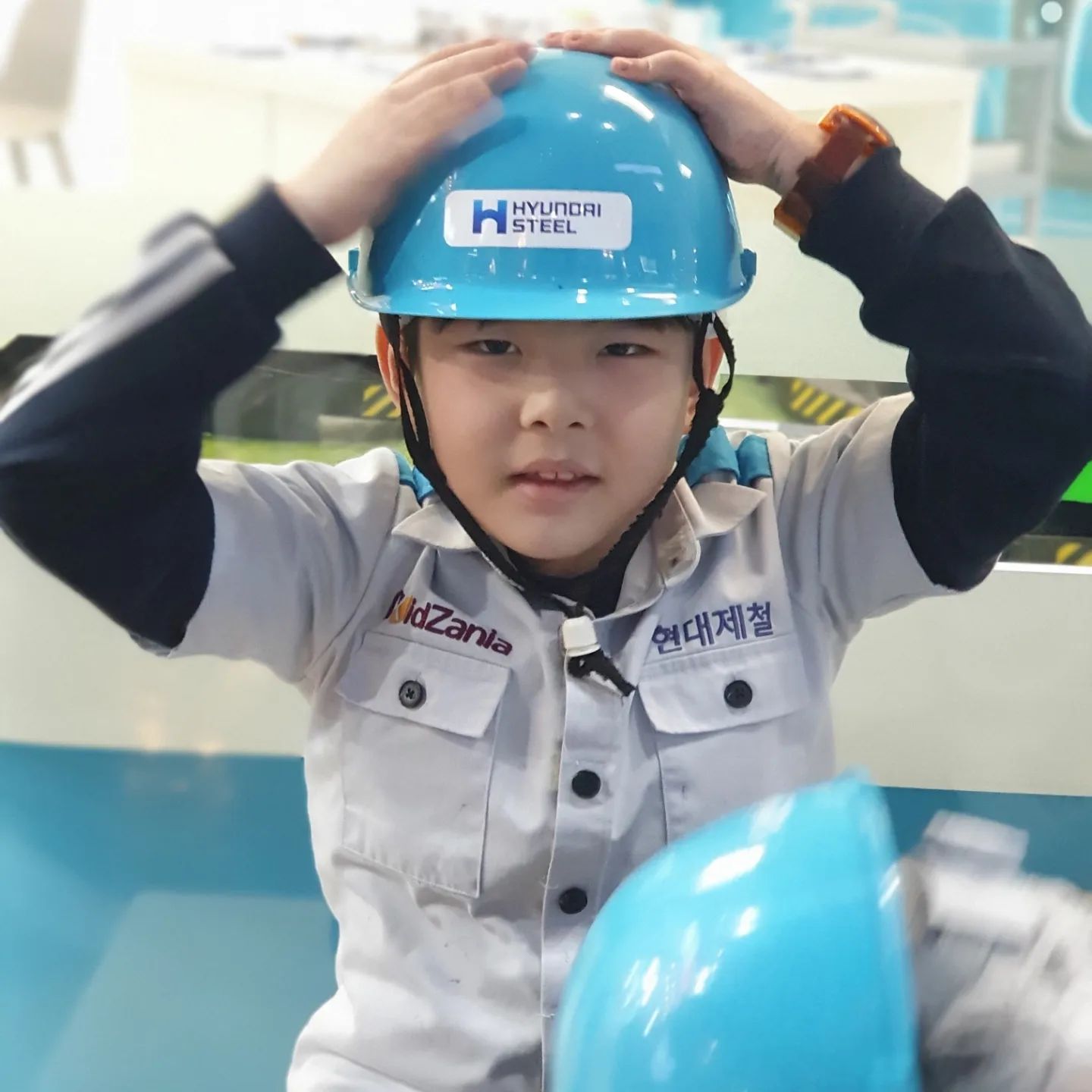 학교 안가고 엄마랑 놀러가니 좋지??😄

부푼 꿈을 안고 아침부터 부산 떨며 10시에 도착한 #키자니아
10시 부터 3시까지 원하는 직업체험을 하기가 참 어렵구나 
직업센터에 보이는 자공차 트랙만 보고 냅다 들어간 현대제철 hyundaisteel.official
그래도 직업 수업을 듣기는 했구나? 문제도 맞혔네 ㅎㅎ

작업복이 잘 어울리네!!!

#현대제철 #월간키자니아 #친환경제철소 #육아맘 #일상 #육아일상 #초딩맘 #삼남매 #막내 #키자니아서울 #서울아이와가볼만한곳
#롯데키자니아 #실내놀이 #직업체험 #소통 #맞팔