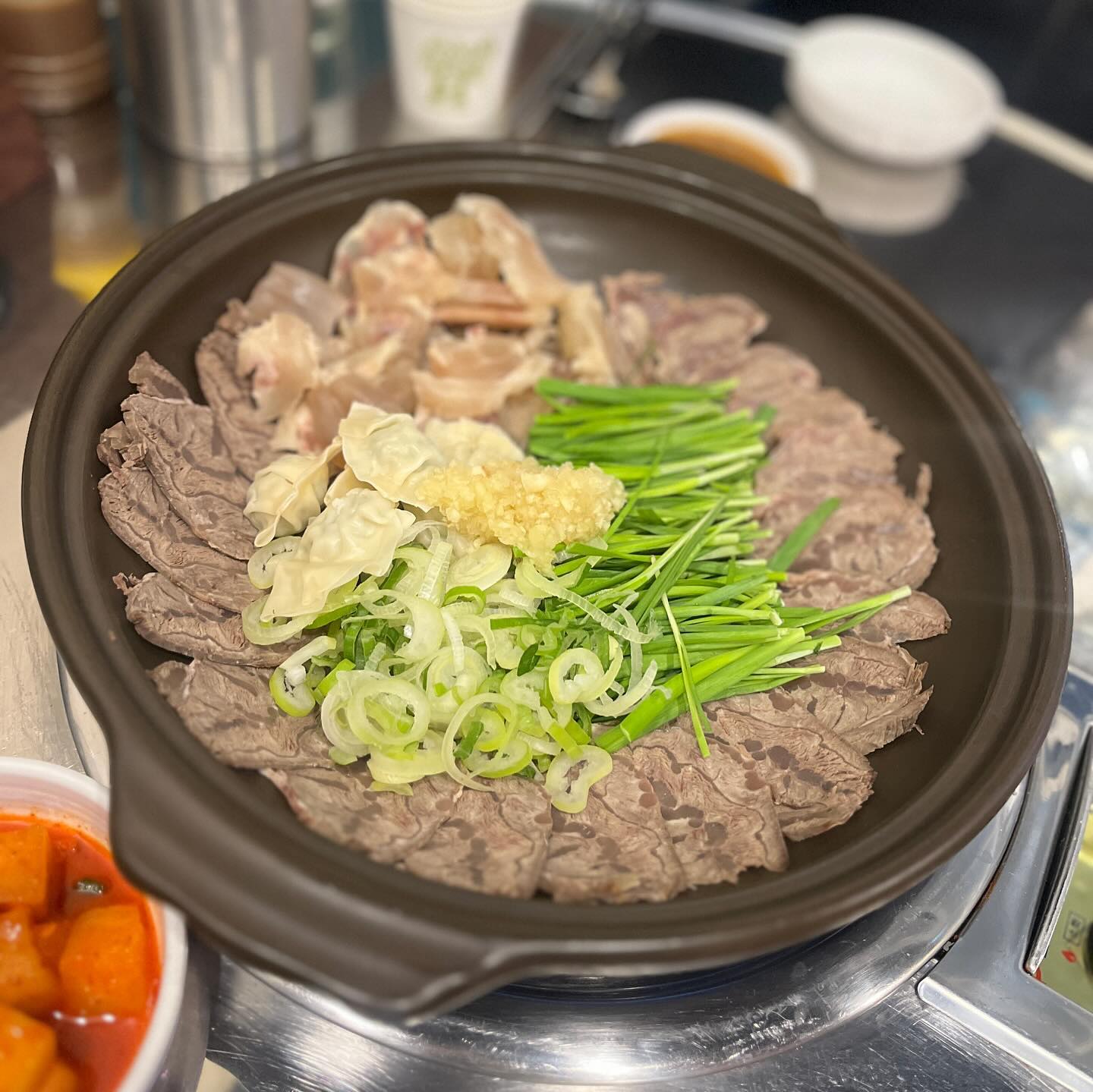 😋#예삐푸드 #예삐로드 🍴
.
.
.
📍인천 부평구 시장로30번길 20 1층 백년집
⏰매일 17:00 - 02:00
📒스지+아롱 전골 35,000 / 셀프죽 2,500
.
.
.
.
부평 백년집 나의 또또또또또간집 ‼️
스지+아롱 주문해서 보골보골보골보골 부추랑 스지아롱이 묵다가
부추 육수 추가해서 보골보골보골 또 끼리 묵다가
마무리 필살기는 죽 ...죽 주문 필수 ......🫨
아 그리고 백년집은 깍두기가 죽여줌.....
.
.
.
#부평맛집 #부평스지탕 #부평백년집 #백년집부평 #부평술집 #백년집스지탕