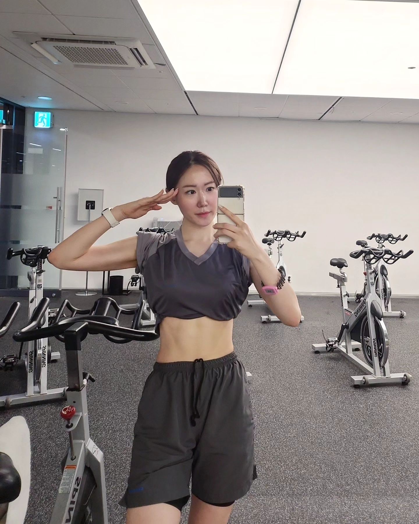 23년의 백쉰두번째 헬티비티🐾 

🏋️‍♂️가슴어깨

진짜 많이 밀렸었던 기로쿠,,🤐
벌써 땀흘리고 가깨운동하면 추워지는 계절이 와버려서
매우 슬픕니다.,,

유산소는 뒤로 보내야하는데
또 안하구하면 춥단말야

그와중에 옷 너무싫엉

🆆🅾🆁🅺🅾🆄🆃 🆁🅾🆄🆃🅸🅽🅴

▫️스텝밀 20분
▫️인클라인 체스트 프레스 머신 4세트
▫️덤벨 숄더 프레스 4세트
▫️덤벨 레터럴 레이즈 4세트
▫️벤트오버 덤벨 레터럴 레이즈 4세트
▫️덤벨 컬 4세트

#오운완#둥_헬티비티