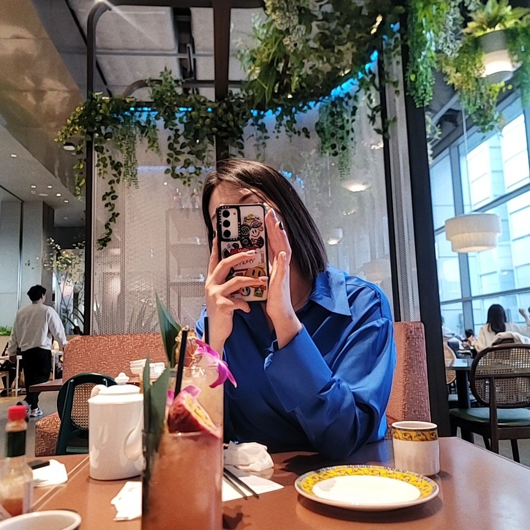 #hbd❤️
지난 2023년은 건강문제로 정신없이 지나간 1년이었는데
그래도 그 안에 어떠한 고통, 수많은 인지, 약간의 성장
 후회없는 1년이었습니다:)
분명 하지않아도 될 경험이 있었고 느끼지않아도 될 감정이 있었겠지만 이것또한 지금의 나를 만든 거름이었기에 겸허히 안고 다가오는 나날들을 직면할수있는것이야 말로 어른이 되었다는것을 느낍니다:)

후회하지 않는 삶만이 옳은것인줄 알고 안정만을 바라며 살았지만
가끔은 그립기도 가끔은 후회스럽기도 가끔은 미련하게도 사는 삶이 지나면 그 안에서 더 반짝이던 무언가가 있음을 알수있던 2023년이었습니다:)

올해는 100명의 사람들도 화려한 파티도 없이 오늘을 보내지만 참 안정적이고 좋은 하루입니다😊

오늘로 더 건강하고 행복하겠습니다:)
항상 함께 해주셔서 감사합니다

-오늘 태어난 문🌕