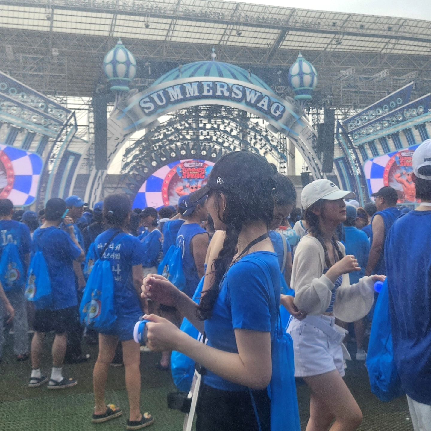 kkigmi 덕에 첫 흠뻑쇼🌊 스탠딩 짱 힘든데 짱 재밌었당 🥰