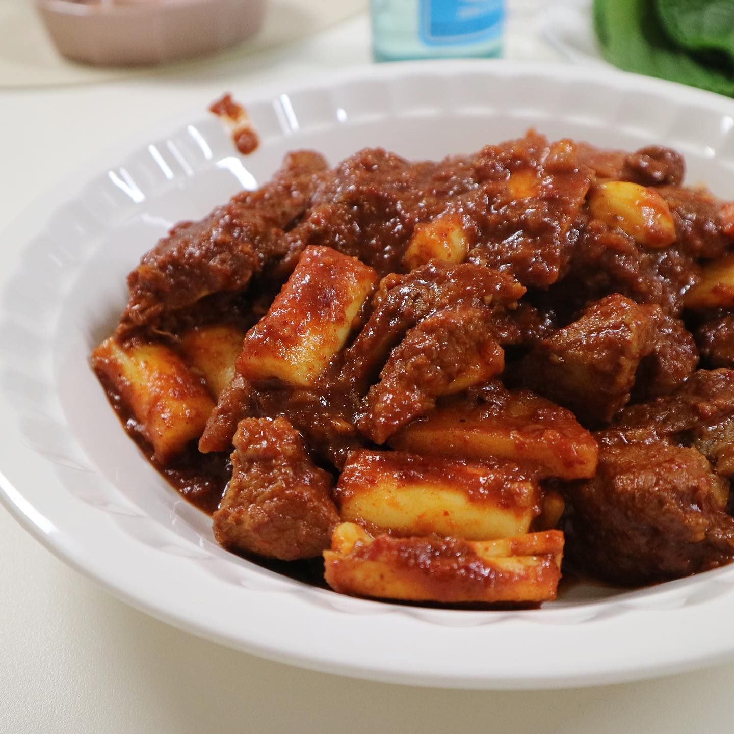 어물전 & 갈비찜고수
매운돼지갈비찜 밀키트로 저녁 준비해봤는데
15분이면 뚝딱 만들기 쉽고 너어무 마싯다 ,,😋🍖

국내산 냉장 돼지에 알싸한 마늘 양념 입혀
돼지 잡내 1도 없고 매콤하니 중독성 장난아님!!!! 🌶❤️

.
.
#한식고수 #어물전갈비찜고수 #돼지갈비찜 #돼지갈비찜밀키트 #밀키트추천 #밀키트 #밀키트맛집 #밀키트요리 #밀키트리뷰 #밀키트택배 #매운돼지갈비찜 #매운돼지갈비찜맛집 #매운돼지갈비찜밀키트 #찜갈비밀키트 #대구찜갈비밀키트 #동인동찜갈비밀키트