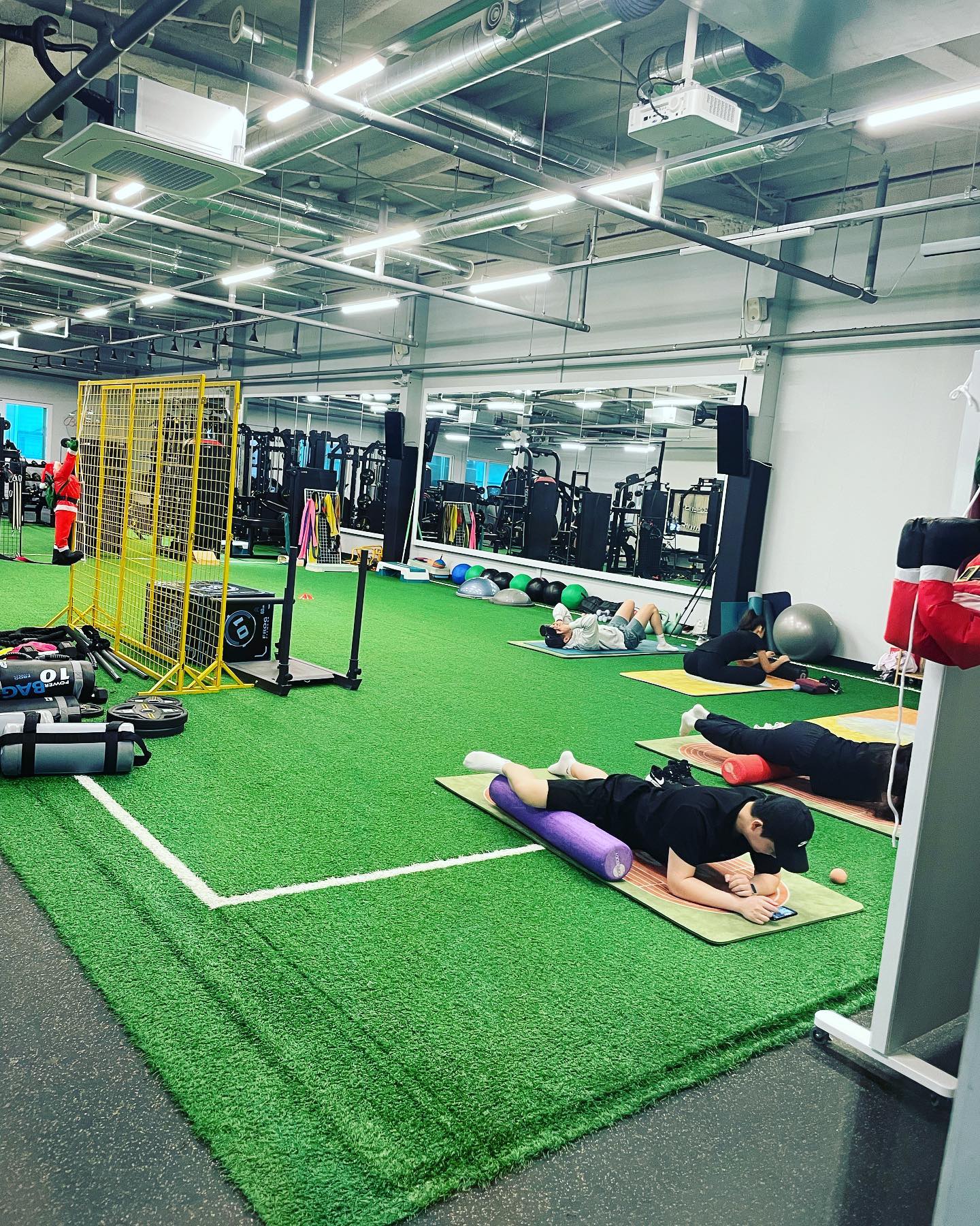❣️P.T 첫회차 기록📝

영어도 학원다니다 과외받는데
physical training인지 
personal training 뭐든
운동도 PT를 받는게 맞다고 느낀 첫날♡

기능적으로나 미용적으로나 등 로망있는 내게 God back.등신 쌤을 만난건 행운🍀이다.

몸의 균형.틀어진 정도를 체크✔받고
불균형교정을 설계.

목적에 빠르게 도달하는 경로를 제안해주시고(복부 체중감량에 러닝7/7 20분 매일해야지 👍)
현재 나의 다리의 좌우 밸런스도 알려주셨다.

그동안 그룹운동3개월차, 나름 발전했다고 믿었던 내 스퀏은 
스쿼트가 아님을 알게되었고 ㅋㅋ
나는 무릎을 꿇었다ㅋㅋ🤣🤣

이모든것은 말하지않아도 동작수행결과
스캔하시고 교정하신것.
갓백.등신쌤 👍
gun_sang_

올여름 통증없고 한층 가벼운몸으로 변화할것이다
꿈이 현실이되는곳.
이곳은 비플로우
b.flow_gym 

아무것도 안하면 아무일도 안일어난다.
지금 수행하고 있는 운동동작이 바른자세라고 생각하는가

#배움의가치
#원주피티비플로우 #무실동피티