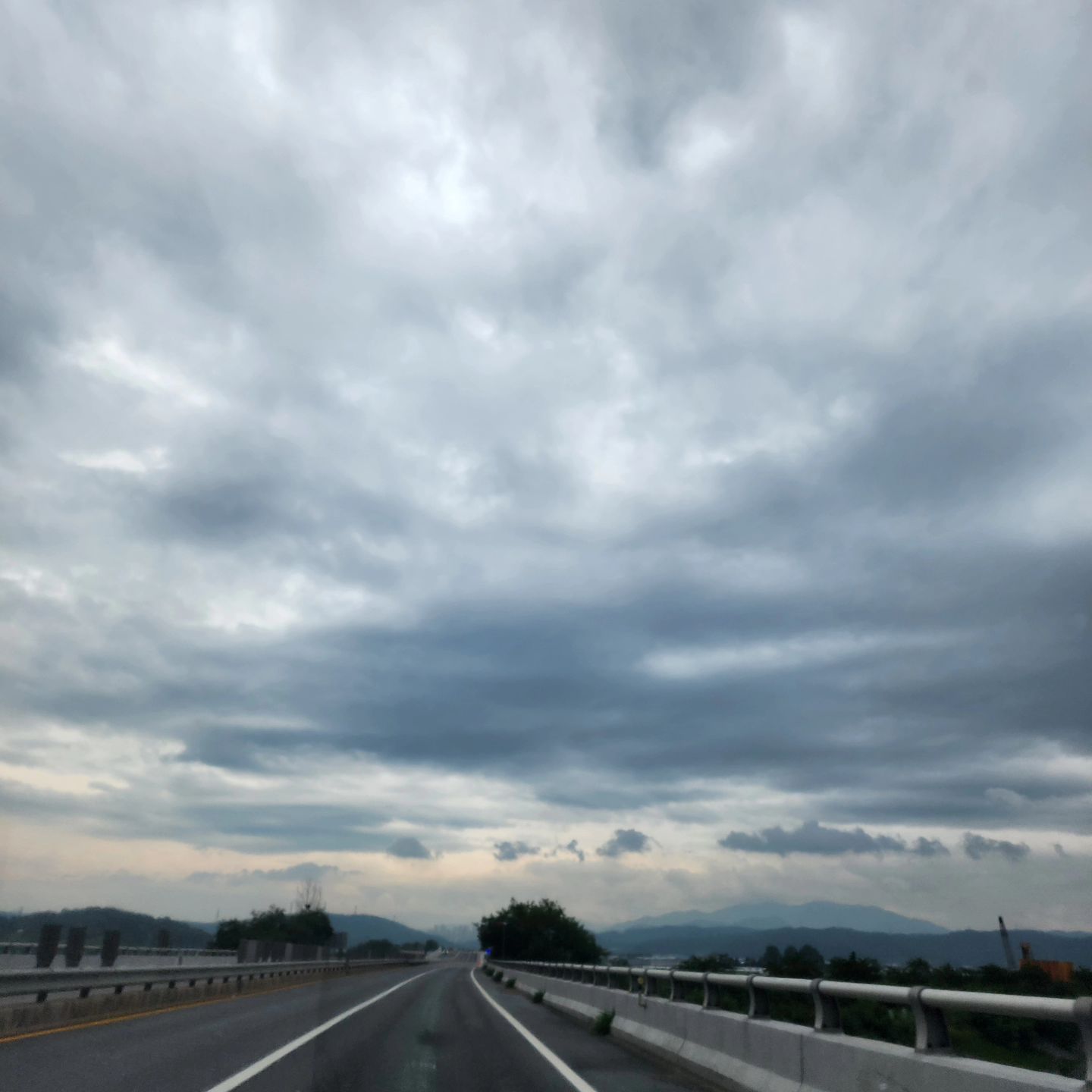 #예쁜사진 #배추도사무도사가나올것같은하늘 #사랑스런아이들 #아침산책 #친구