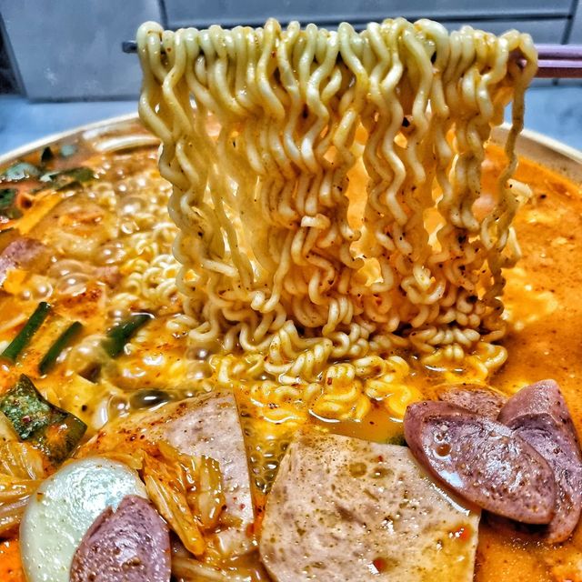먹스타 사각❣️❣️ on Instagram: "#협찬

안녕하세요❤️
백종원의 골목식당에 출연한 병규네부대찌개에서 보내주신 부대찌개 밀키트를 먹어보았습니다

🥘 자극적이지 않으면서 맛있는 병규네부대찌개 !!

🥘 맵지 않고 깔끔한 국물이 진짜 매력적이에요

🥘 국산햄, 고품질 소시지 등 신선하고 넉넉한 재료로 푸짐하게 먹기 좋아요

🥘 재료 다 넣고 7~ 8분 끓여주면 맛있는 부대찌개 완성 !! 집에서도 캠핑장에서도 간편하게 먹기 딱입니당

🥘 병규네부대찌개 오프라인 매장( 서울시 구로구 오류로8길 87 )에서 제작한 맛있는 부찌밀키트 !! 추천합니다

🥘 @byungkyune

🥘 https://m.smartstore.naver.com/byungkyune

🚘 서울시 구로구 오류로8길 87

#병규네부대찌개 #오류동맛집 #수제밀키트 #캠핑용 #캠핑요리 #간편요리 #자취요리 #집들이용 #혼밥 #혼술 #냉장밀키트 #백종원부대찌개 #골목식당부대찌개 #서울맛집 #구로맛집"