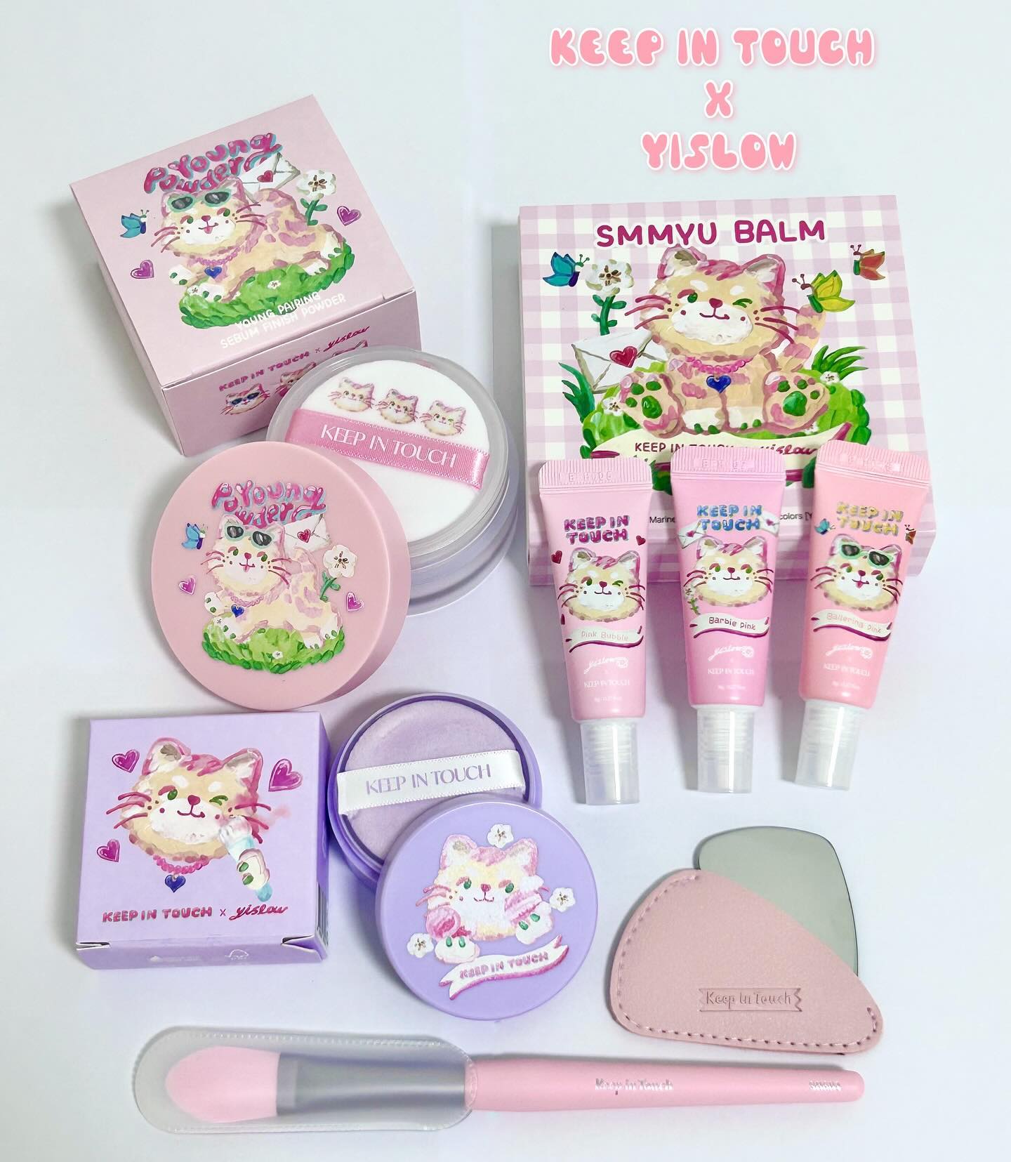 #제품제공 keepintouch_makeup keepintouch_global 사랑스러운 고양이 패키지의 한정판 에디션을 가져와봤어요 ♡ 

[키핀터치 X 이슬로]

세 번의 파양이라는 아픔을 이겨낸 키핀터치의 마스코트 고양이 ‘봉봉이’가 제품마다 그려져 있는 귀여운 한정판 에디션을 이슬로 작가님과 함께 출시했습니당 !

키핀터치와 인플루언서 챔이 공동개발해 3일 만에 완판되었던 모공지우개파우더와 자연스럽게 스며드는 고밀착 스며밤을 이슬로 작가님만의 귀엽고 따뜻한 그림체로 표현된 제품인데요!

이러한 너무나도 사랑스럽고 귀여운 에디션의 제품을 제가 직접 사용해봤는데요 🥰

모공 지우개 파우더🤍💜

🤍 화이트 세범 피니쉬 파우더
: 백탁 현상 없이 자연스러운 톤 보정으로 모든 피부 톤을 위한 파우더

💜 라벤더 블러 톤업 파우더
: 카메라 어플로 보정한 듯한 피부 연출, 노란 피부 톤을 화사하게 톤업, 미세파우더 입자가 울퉁불퉁한 요철들을 완화해주는 파우더

두 파우더 모두 땀과 피지를 즉각적으로 컨트롤 해줘서 피부 표현이 정말 도자기 처럼 매끈뽀송하게 표현 되는게 너무 맘에 들었어용 ! 또 건조하기 않게 오랜시간 보송함이 유지 되는게 정말 최고.. ♡ 

브러쉬나 내장된 퍼프로 손쉽게 터치가 가능해서 누구나 쉽게 사용가능해요 !

스며밤 3종 🫧🧚‍♀️🩰
(핑크 버블🫧 , 바비 핑크🧚‍♀️, 발레리나 핑크🩰)

소량만으로 빠르게 생기를 충전해주는 수채화 멀티 유즈 컬러의 튜브형 스며밤인데요 ! 이름 처럼 정말 피부에 물감처럼 가볍게 스며드는 텍스쳐였어용! 

뭉침 없이 피부에 고밀착 돼서 너무 만족스럽더라구요 ! 
립틴트, 블러셔, 아이섀도우, 메이크업 베이스 등 으로 사용 할 수 있고내가 원하는 컬러끼리 믹스해 나만의 컬러 조합 으로 다양한 메이크업 표현이 가능한 게 정말 장점이에요 ♥️

지난 9월 2일, CJ 온스타일 ‘소유의 겟잇 뷰티 프렌즈’에서 선런칭 후 무려 1차 수량 이 완판되어 2차 수량이 입고되었다고 하니 빠르게 겟 해보세용 -🤍

키핀터치 X 이슬로 에디션 한정판 제품들 은 곧 카카오톡 선물하기에서 다양한 증정품과 함께 만나보실 수 있다고 합니다💝

♡  이슬로 에디션의 수익금의 일부는 사랑의 손길이 필요한 고양이들을 위한 후원에 사용될 예정입니다 ♡ 

#키핀터치 #이슬로작가에디션 #영페어링세범피니쉬파우더 #영페어링블러톤업파우더 #파우더추천 #라벤더파우더 #화이트파우더 #키핀터치파우더 #포토피니셔파우더 #모공지우개파우더 #모공삭제파우더 #마린블렌딩스며밤 #크림블러셔 #블러셔추천 #파우더추천 #kbeauty #keepintouch #코덕맞팔#코덕  #cosmetics #beauty #좋아요