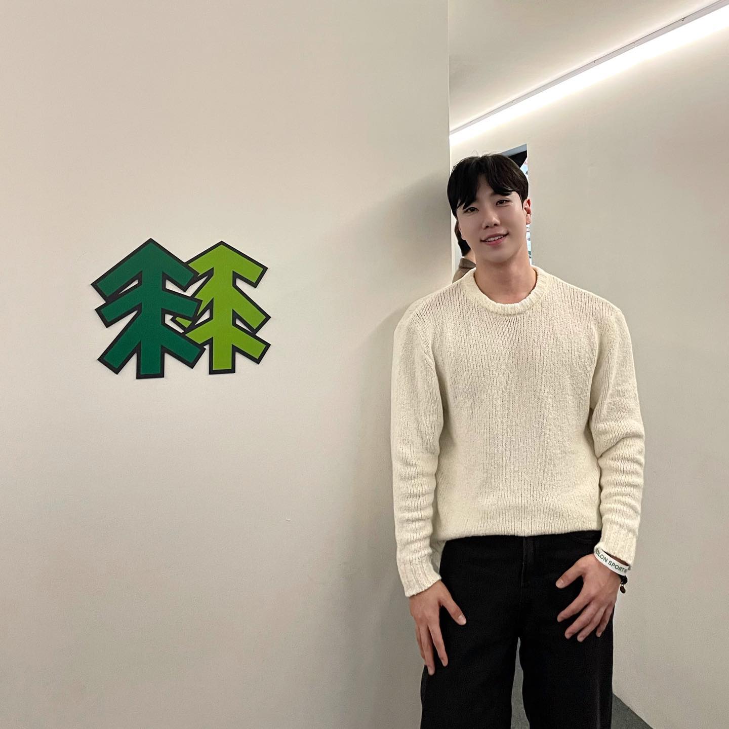 #광고 코오롱스포츠50주년 기념전시 KOLON SPORT 50: EVERGREEN ENERGY 초대받아서 다녀왔습니다!!
.
50주년 기념 전시 <KOLON SPORT 50: EVERGREEN ENERGY>에서는 우리가 감각하는 자연의 무한한 에너지를 주제로 한 설치 작품과 코오롱스포츠가 축적한 50년간의 아카이브를 다루는 다채로운 형태의 체 혐 콘텐츠를 만날 수 있습니다!!
층별로 다양한 컨셉의 전시와 굿즈도 받을수있어서 너무 좋았습니다!!
10월 28일부터 11월 19일까지 매일 11:00 - 20:00까지 운영한다고해요!!
아우프글렛X코오롱스포츠 협업 디저트_<EVERGREEN ENERGY> 테마를 모티브로 한 아우프글렛의 디저트를 전시 기간 동안 한정 수량 제공한다고하니 👍🏻
네이버 사전예약하면  전시장 내 카페에서 원하는 용료 1잔 선택 가능 (1일 110당 1잔 쿠폰제공) 전시장 내 카페에서는 현장에 있는 QR코드를 통해 '아우프글렛' 협업 스페셜 50주년 디저트 쿠폰 수령가능하다고 하니 네이버사전예약 추천드려요!!
.

#EVERGREENENERGY #코오롱스포츠아카이브 #KOLONSPORTARCHIVE 
#코오롱스포츠#코오롱스포츠50주년 #EVERGREENENERGY