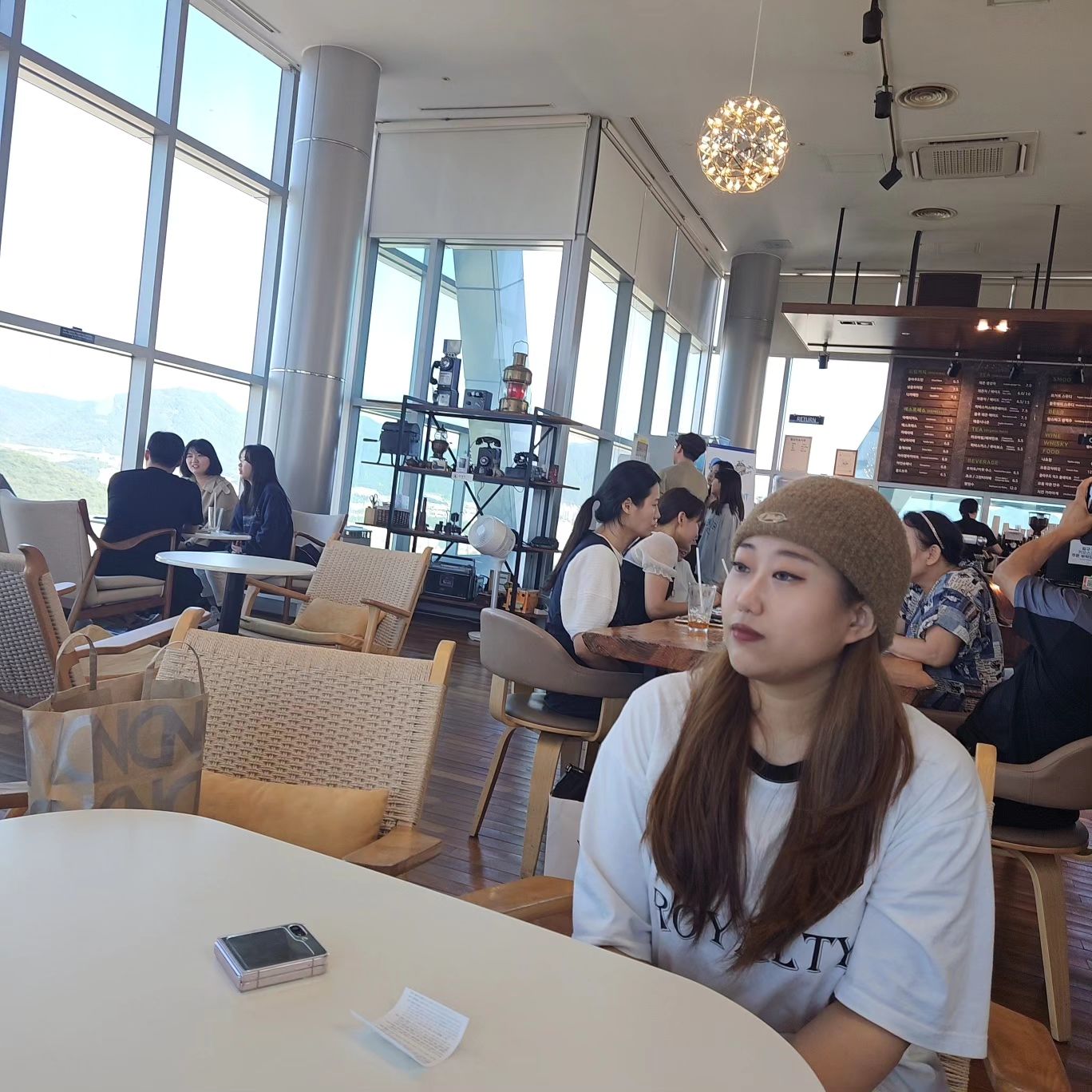 뷰 좋은 카페를 갔는데, 뷰 보이는 장소는 만석이라 구경도 못하고,음료만 마시다가 왔네요🤣